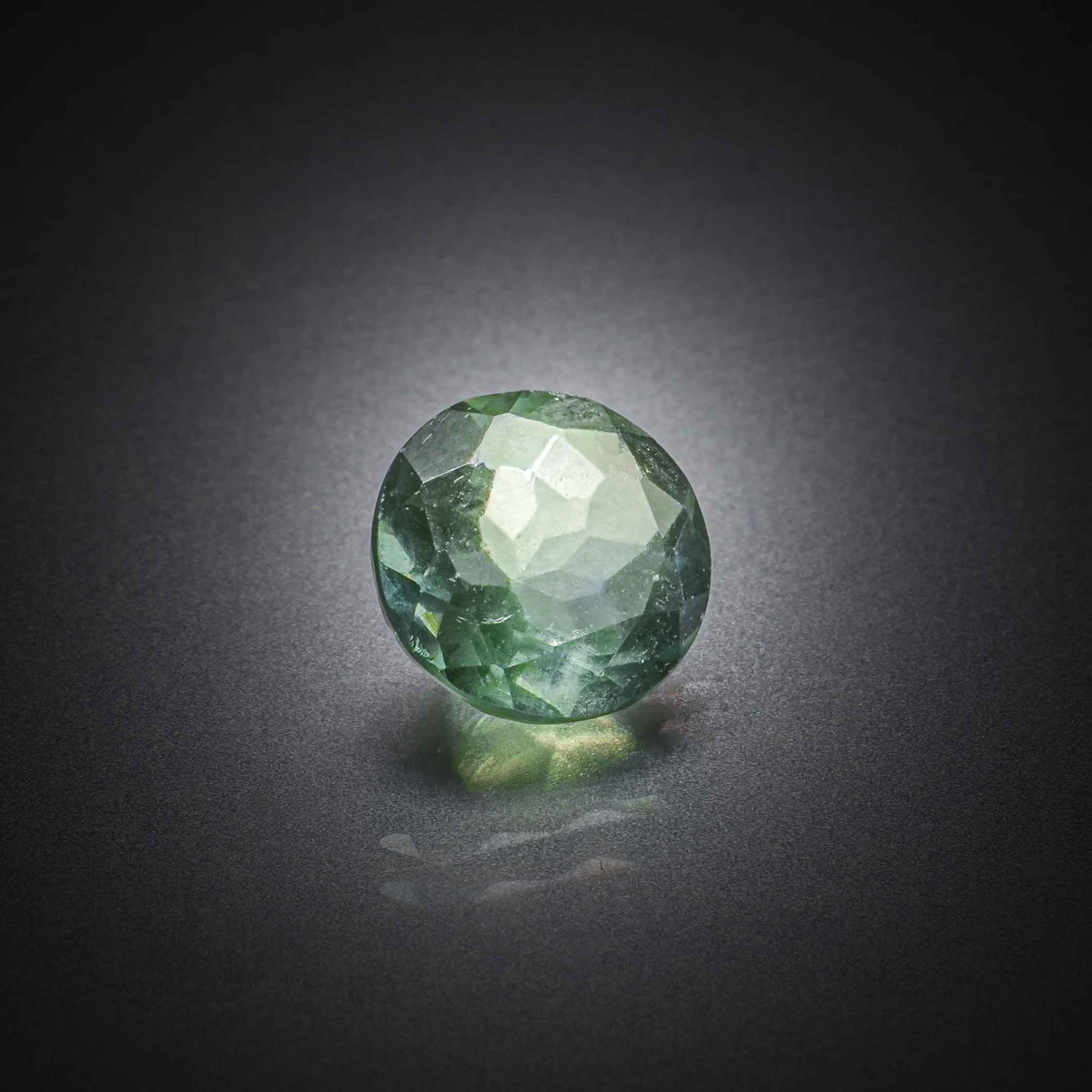 Fluorite verte ronde sur papier. - Lazuli