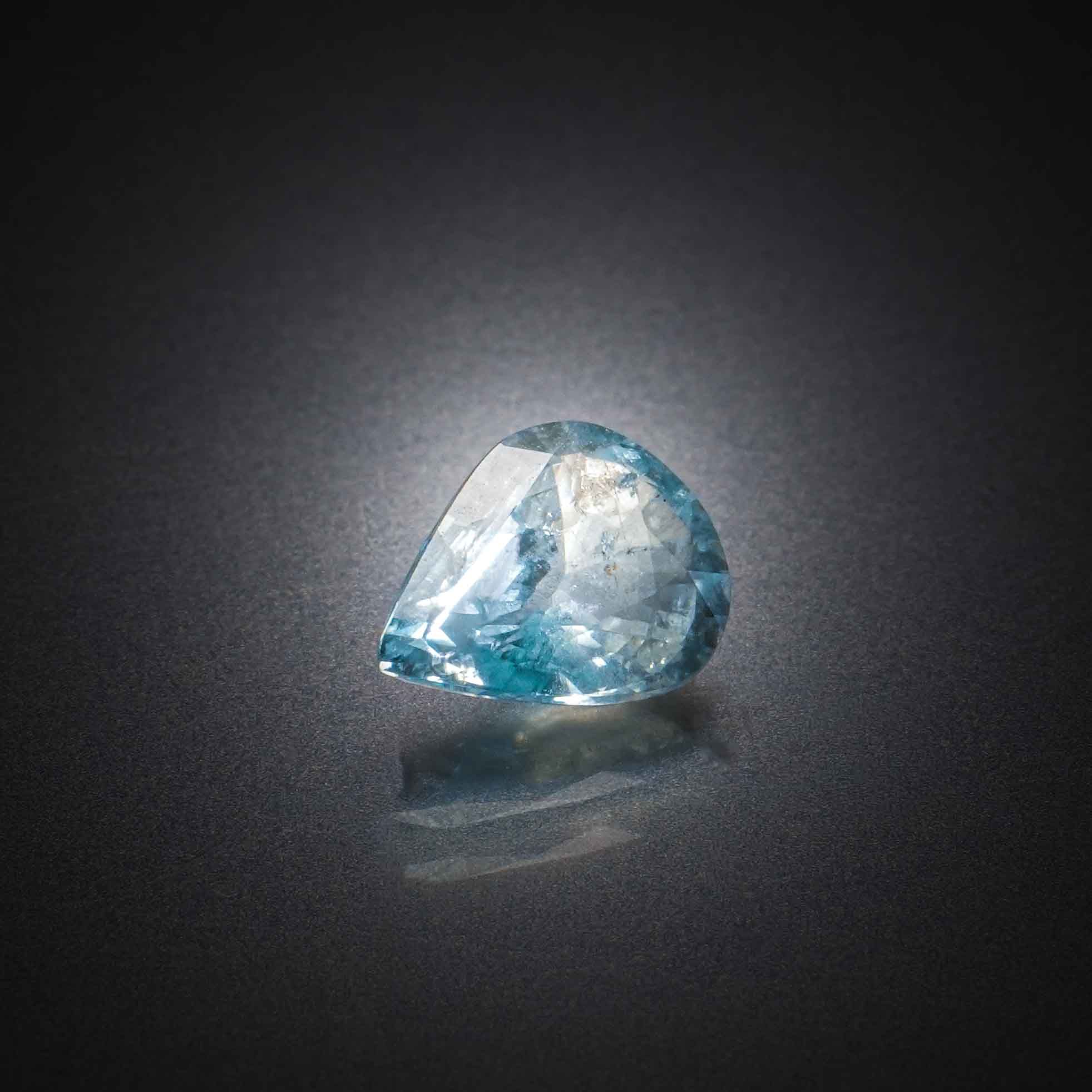 Aigue-marine poire sur papier. - Lazuli