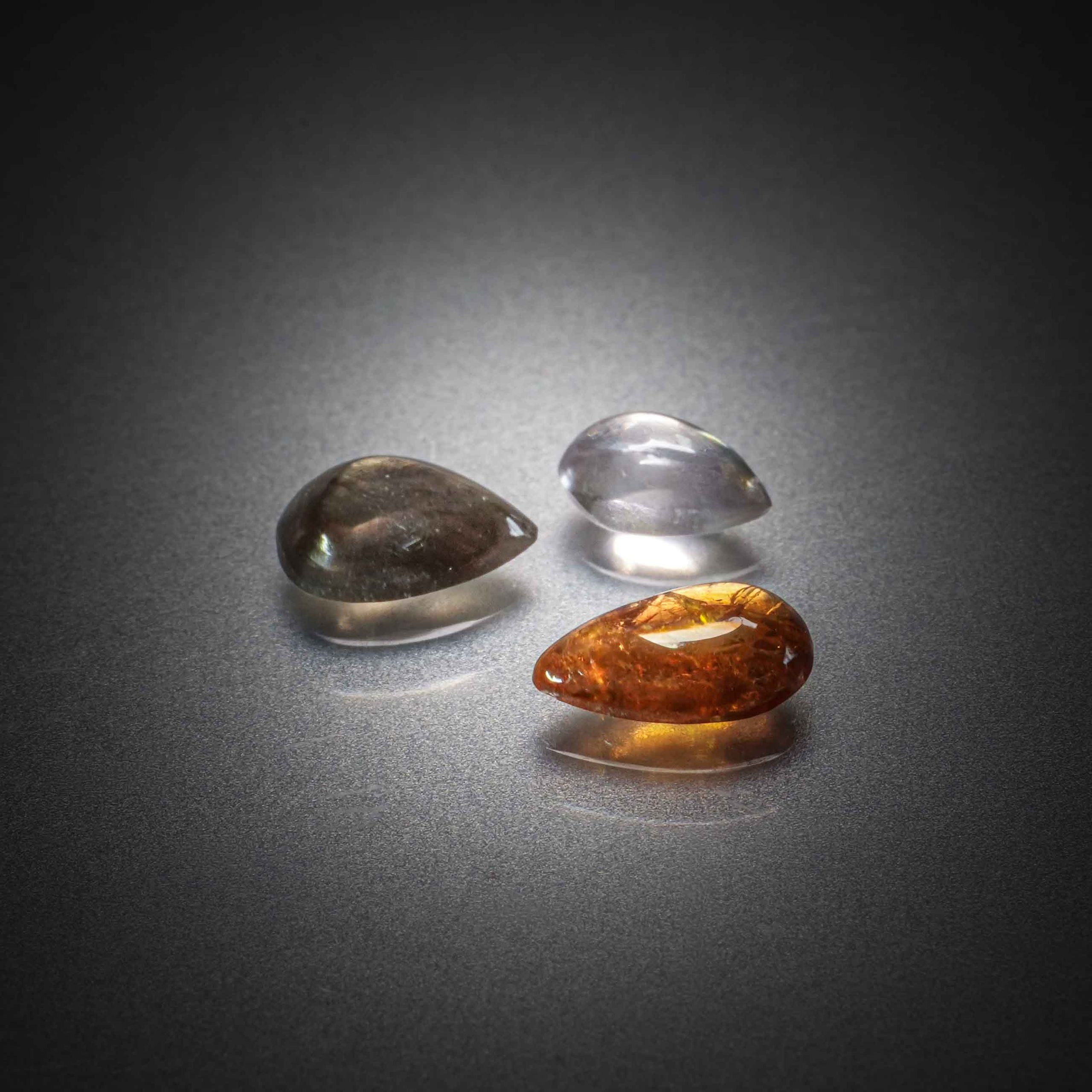 Lot de trois tourmalines poires cabochons sur papier. - Lazuli