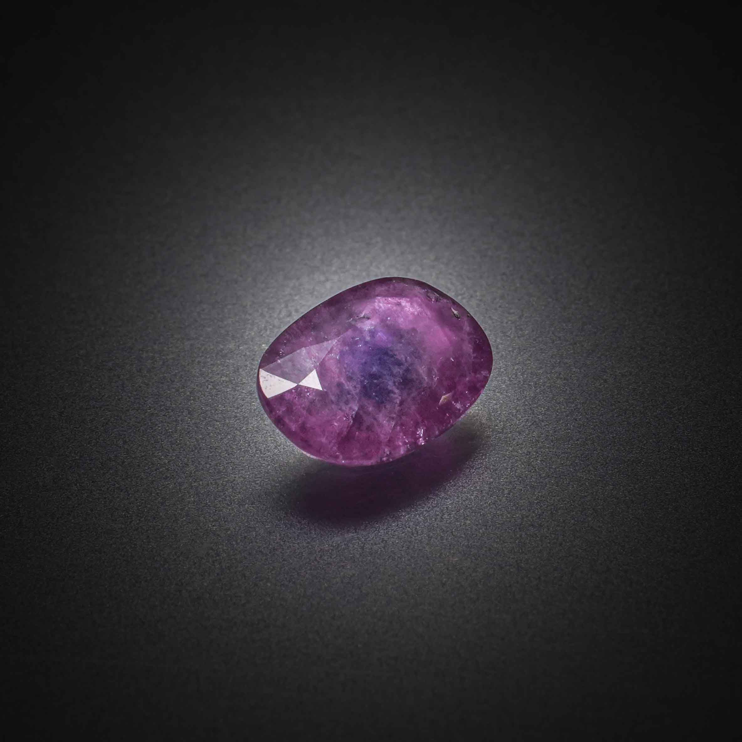 Saphir violet coussin sur papier. - Lazuli