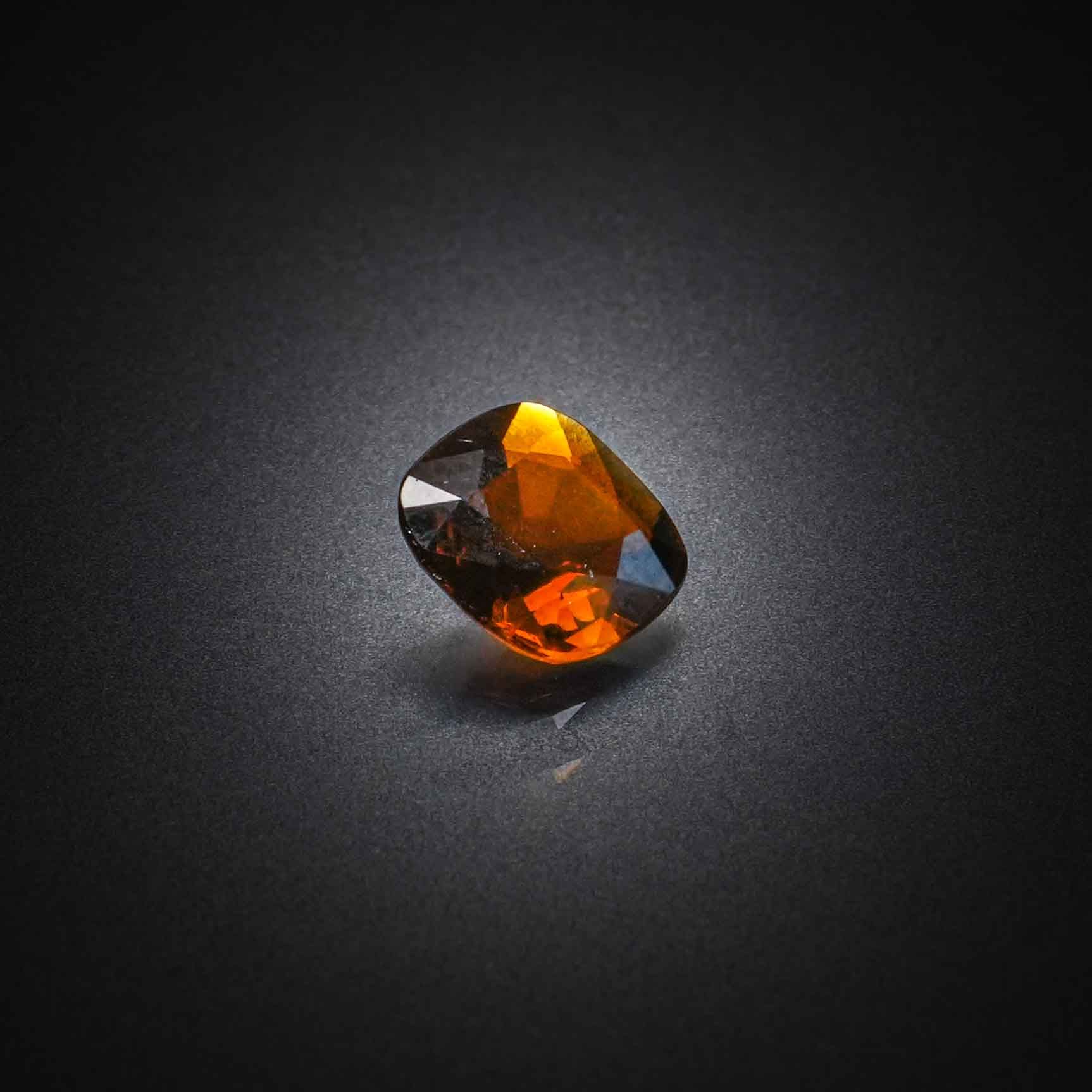 Tourmaline jaune coussin sur papier. - Lazuli