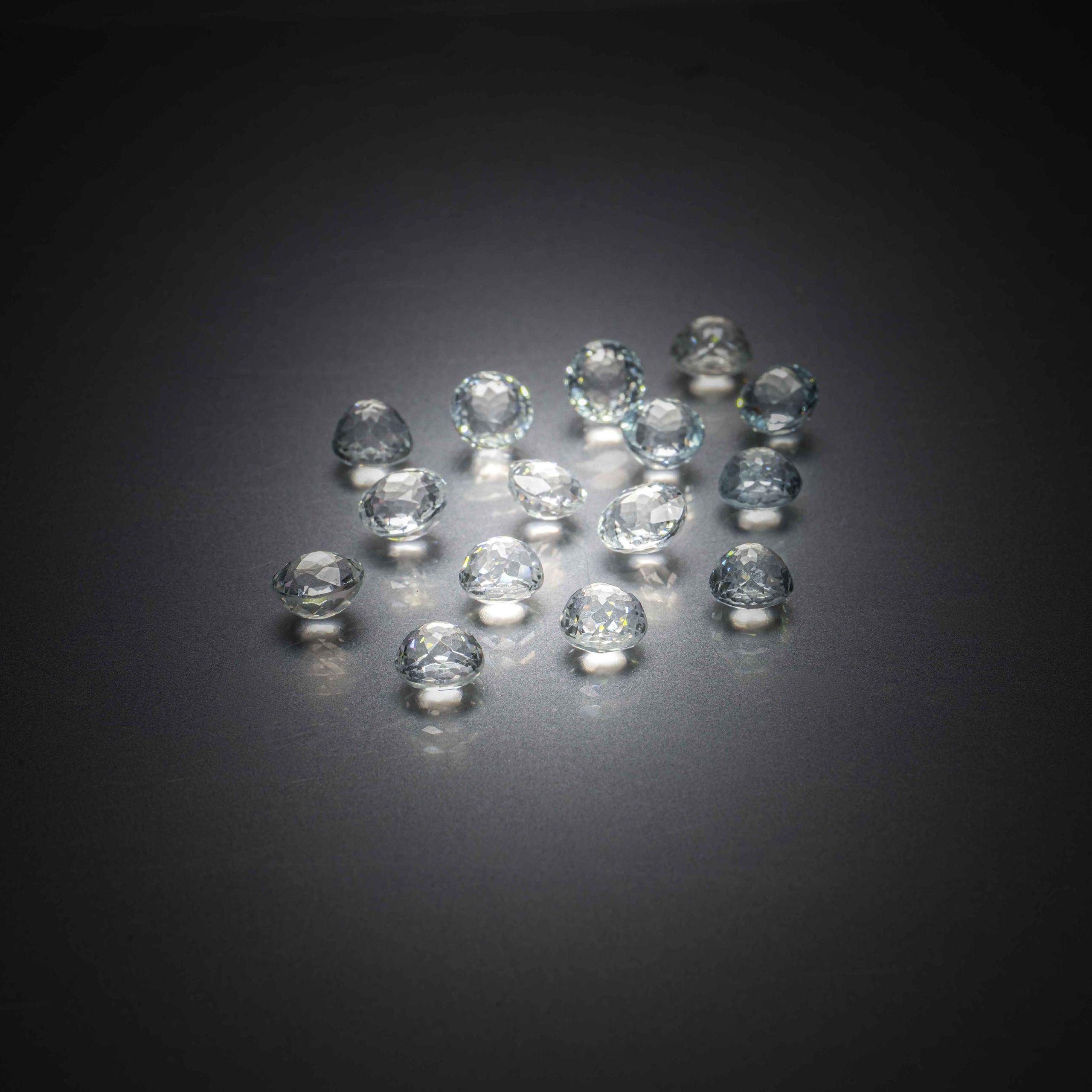 Lot de quinze topazes bleues (light) rondes sur papier. - Lazuli