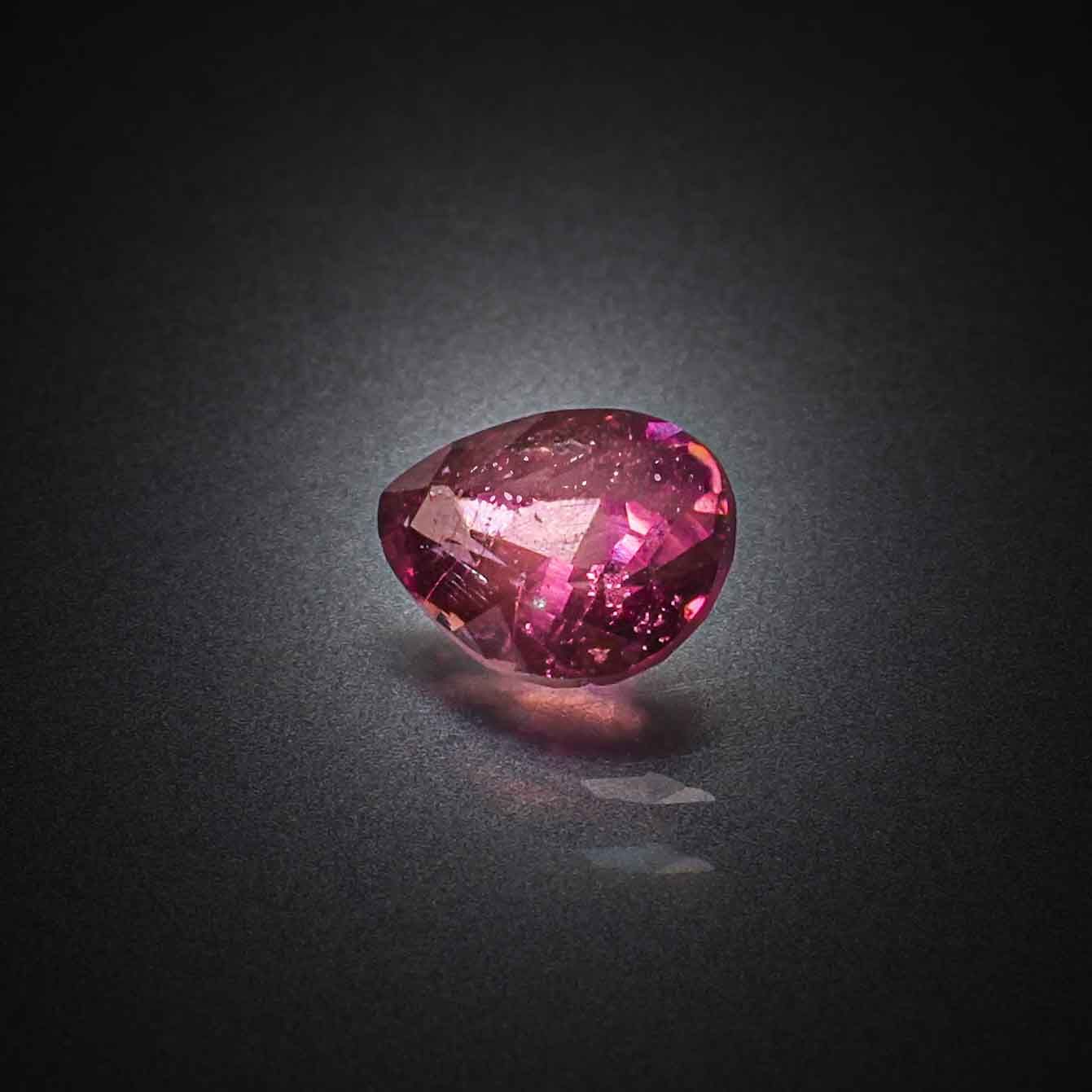 Grenat violet/rose rhodolite poire sur papier. - Lazuli