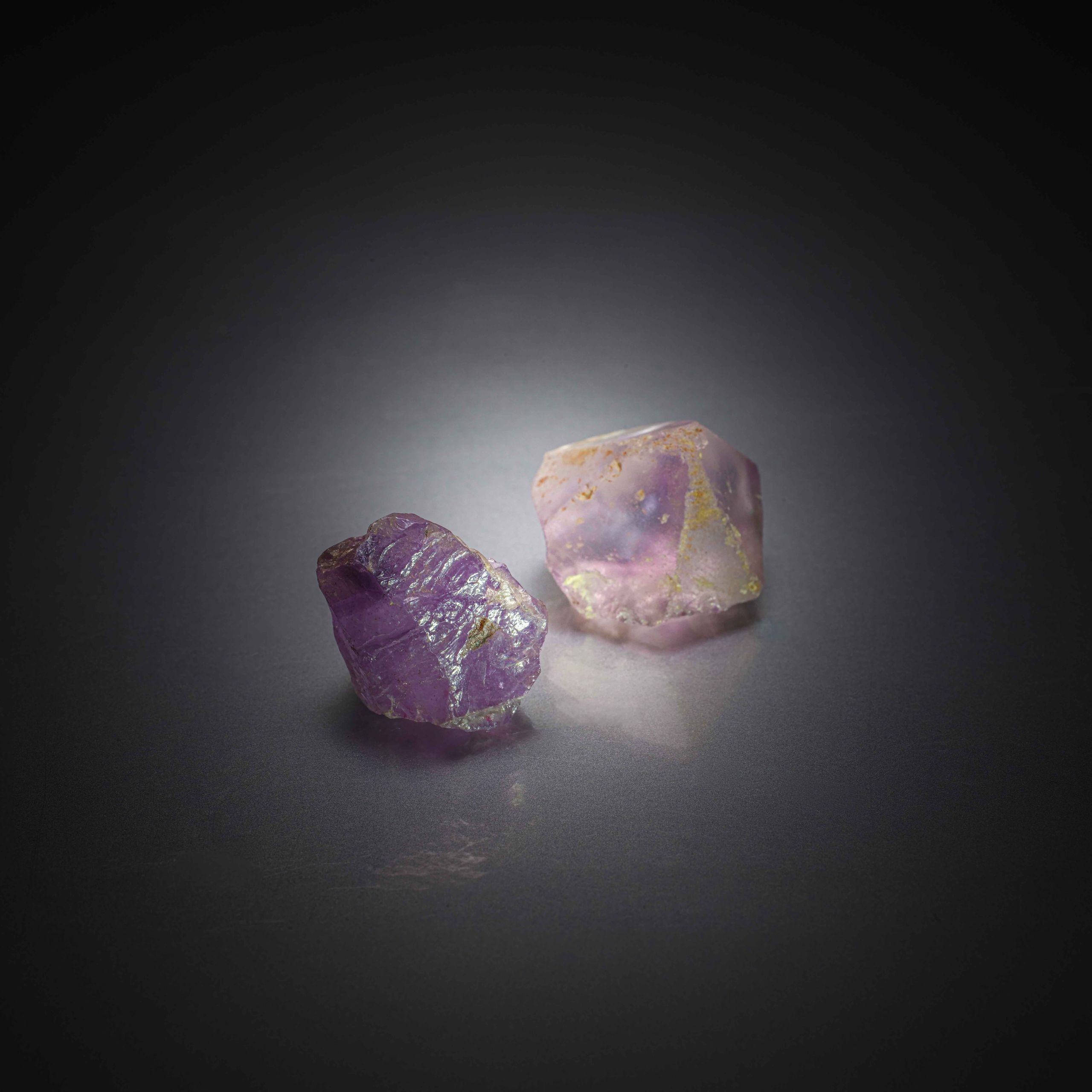 Lot de deux améthystes brutes sur papier. - Lazuli