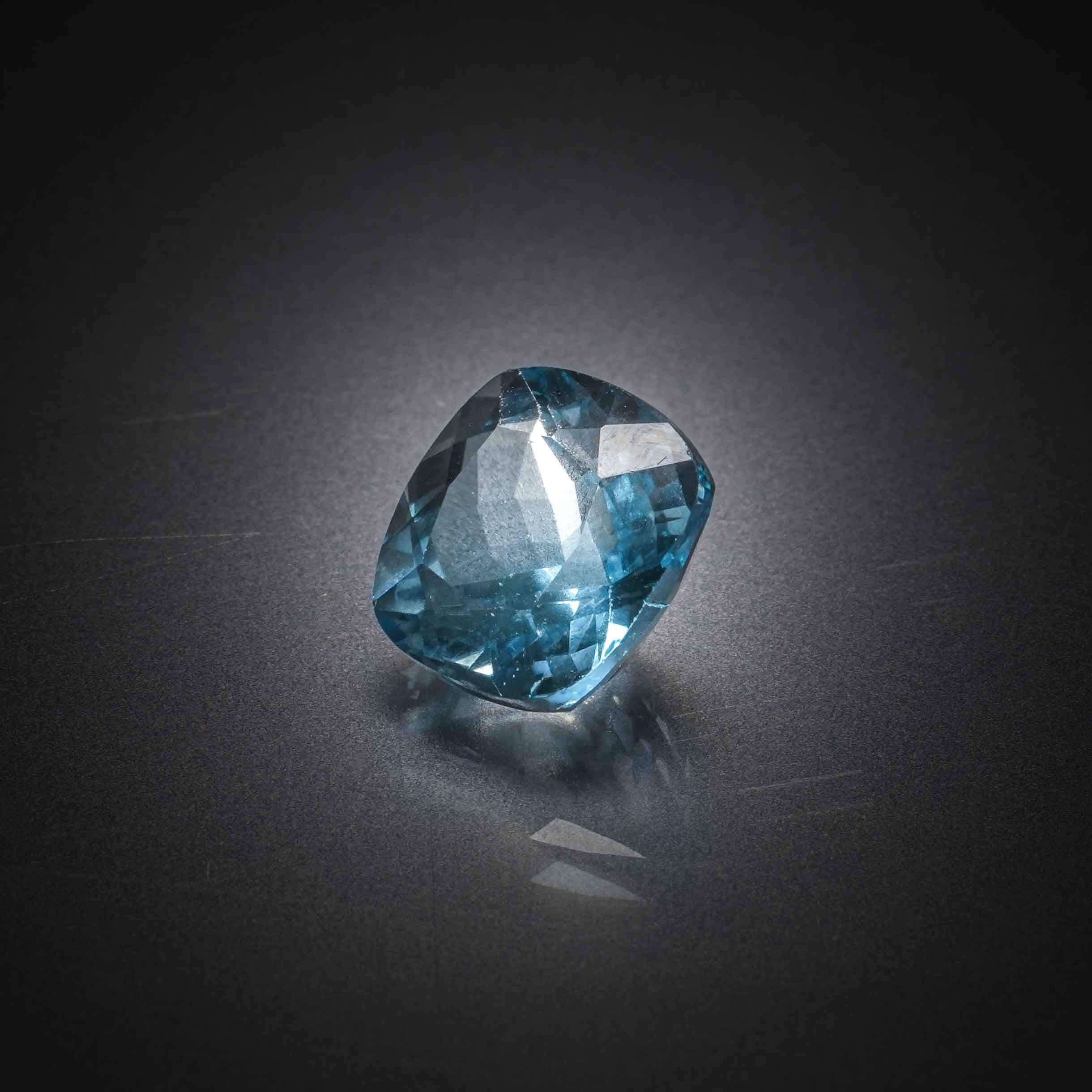 Aigue-marine ovale sur papier. - Lazuli