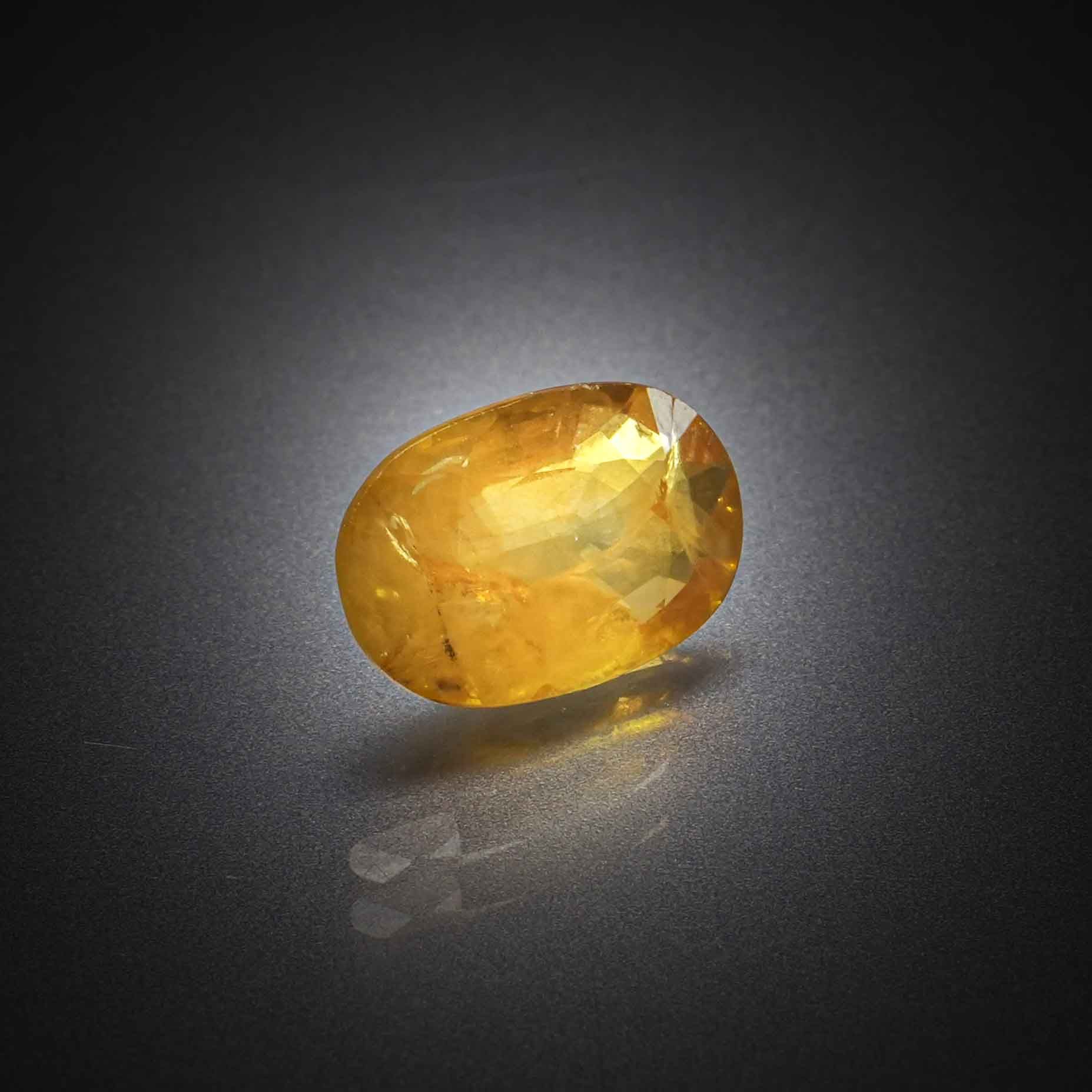 Saphir jaune ovale sur papier. - Lazuli