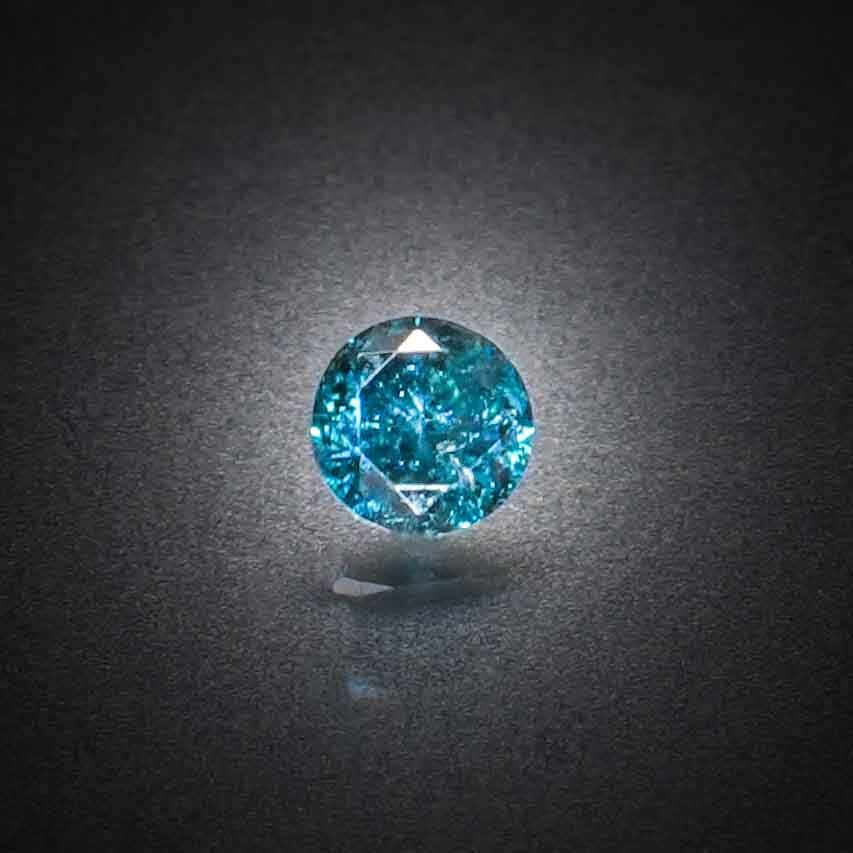 Topaze bleue (light) ovale sur papier. - Lazuli