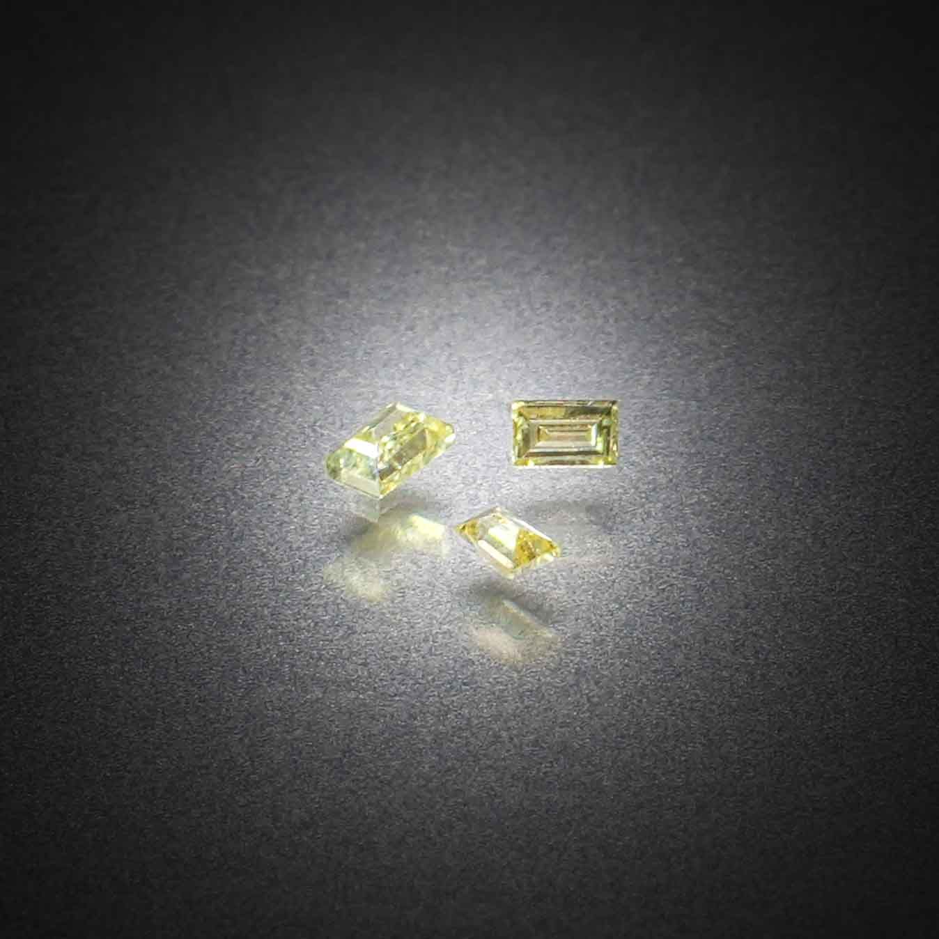 Lot de trois diamants sur papier. - Lazuli