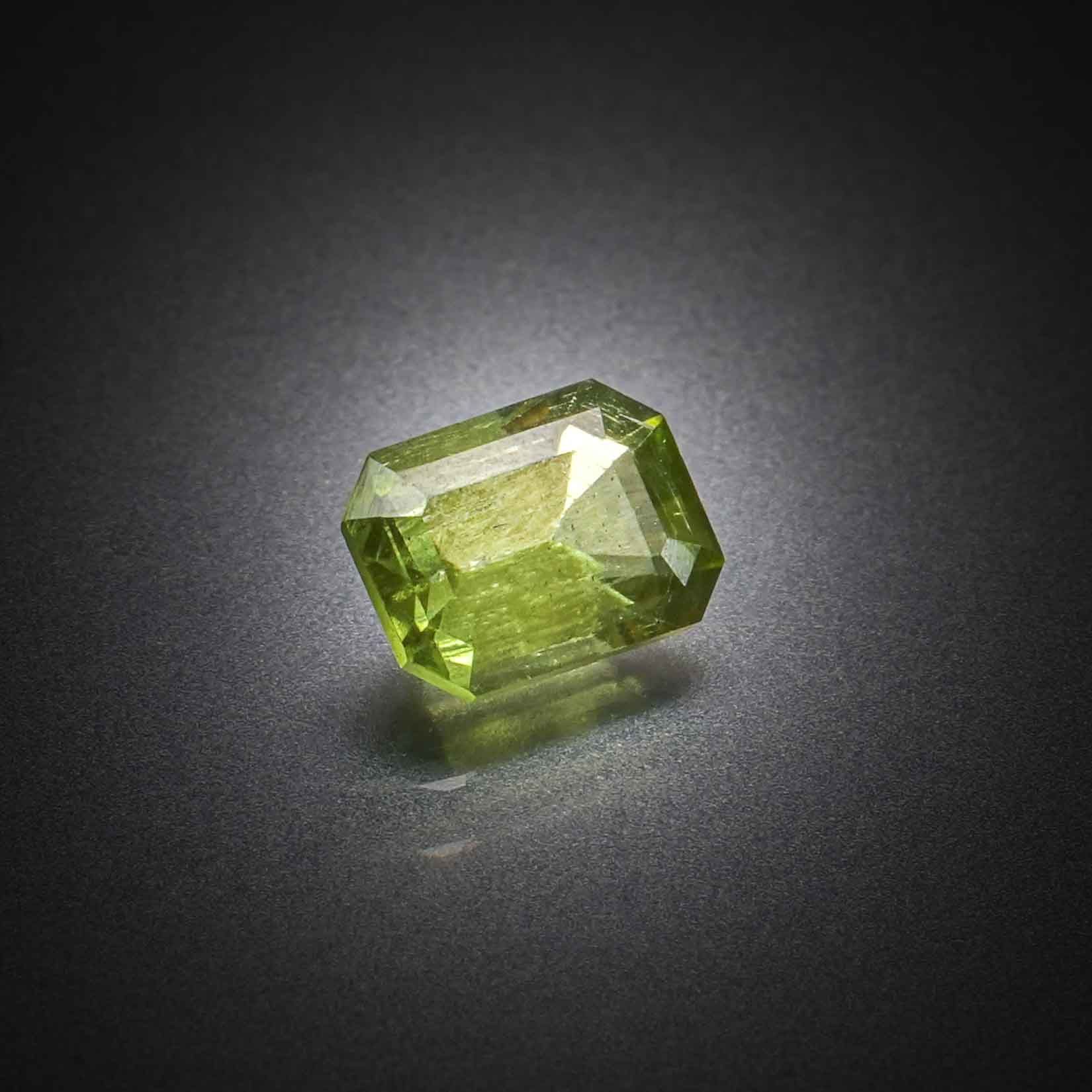 Péridot rectangulaire à pans coupés sur papier. - Lazuli