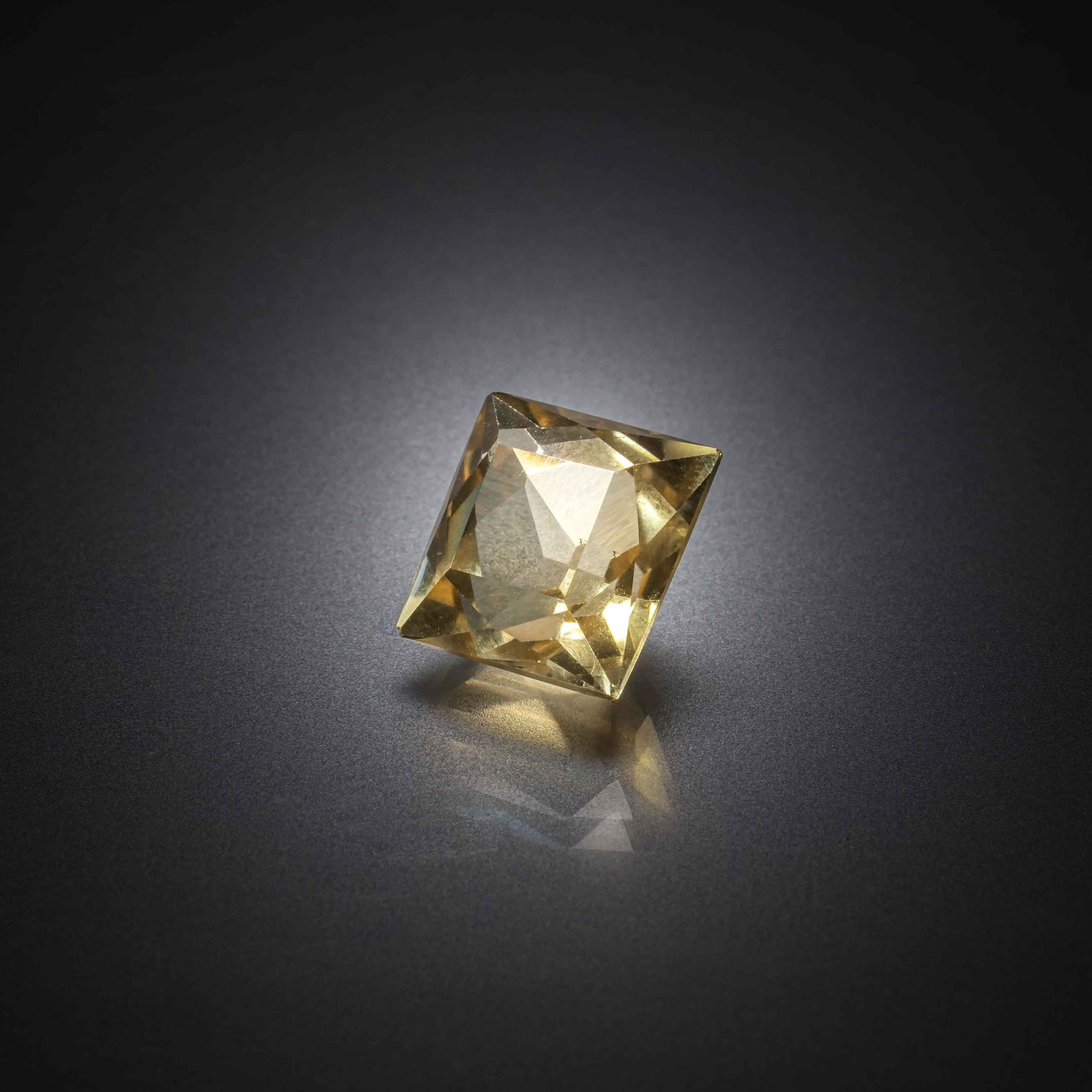 Saphir jaune ovale sur papier. - Lazuli