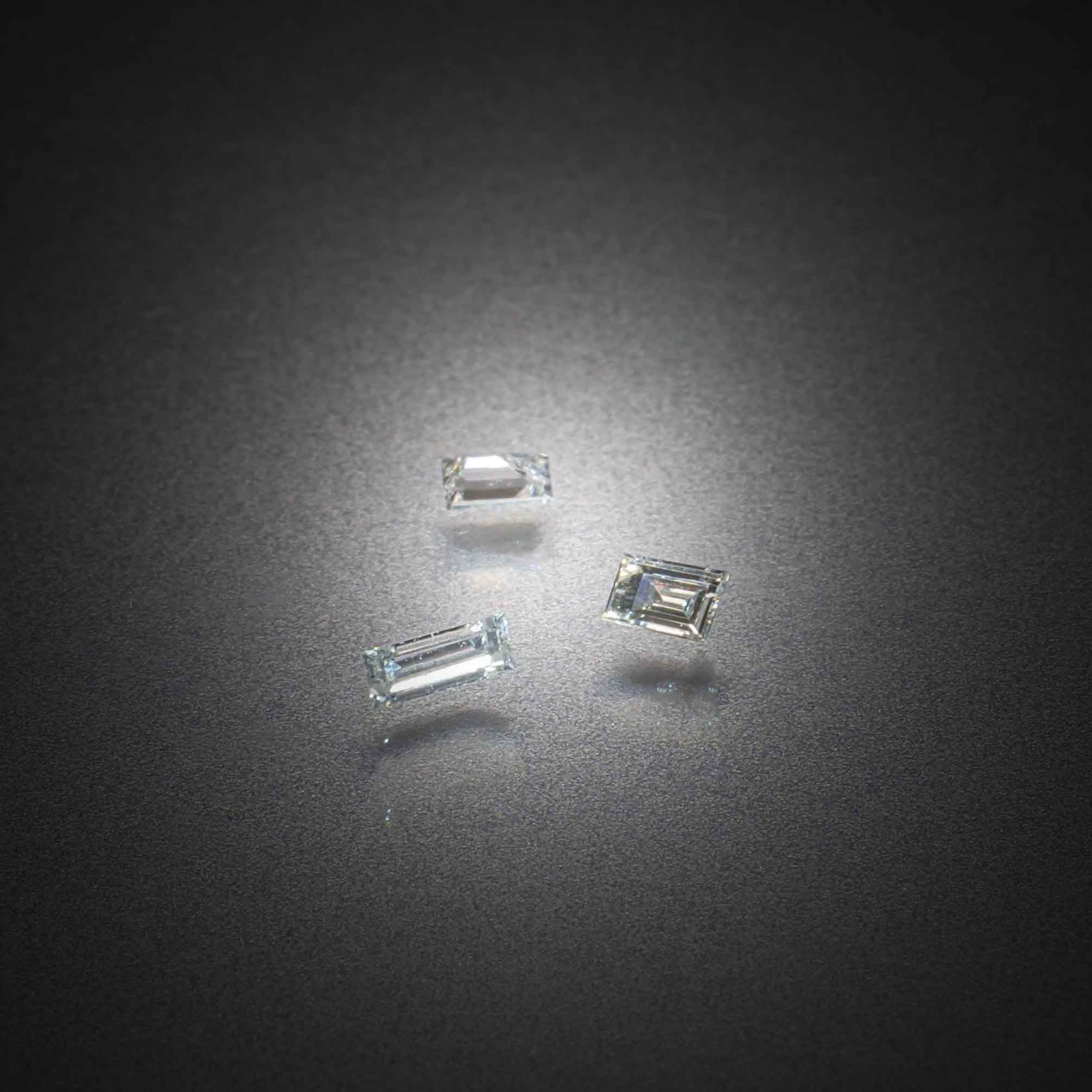 Lot de quatre diamants caramels ronds sur papier. - Lazuli