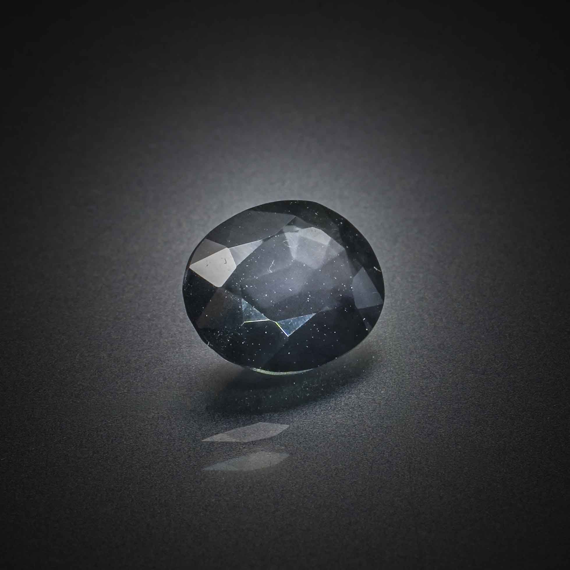 Quartz cabochon ovale sur papier. - Lazuli