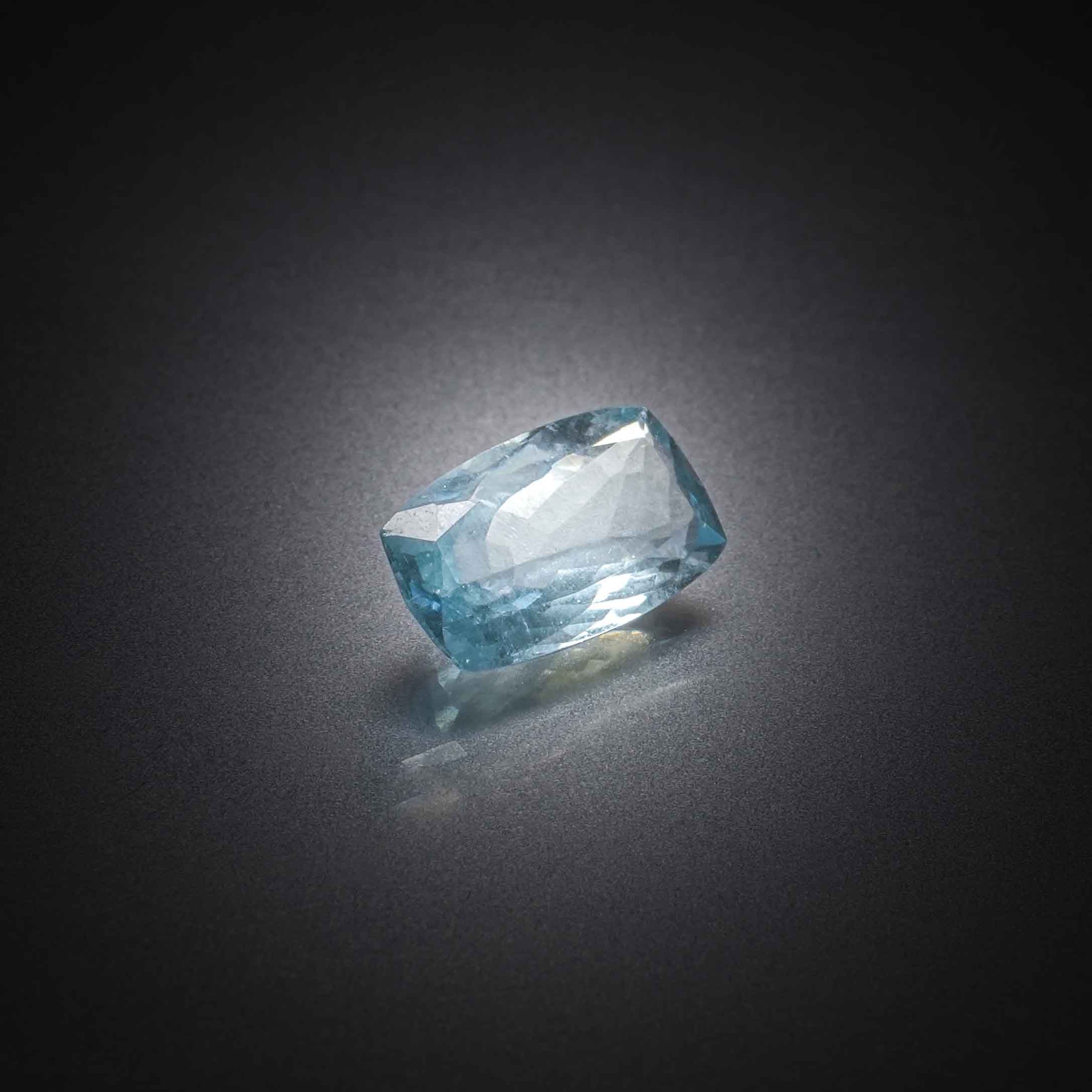 Fluorite brute sur papier. - Lazuli