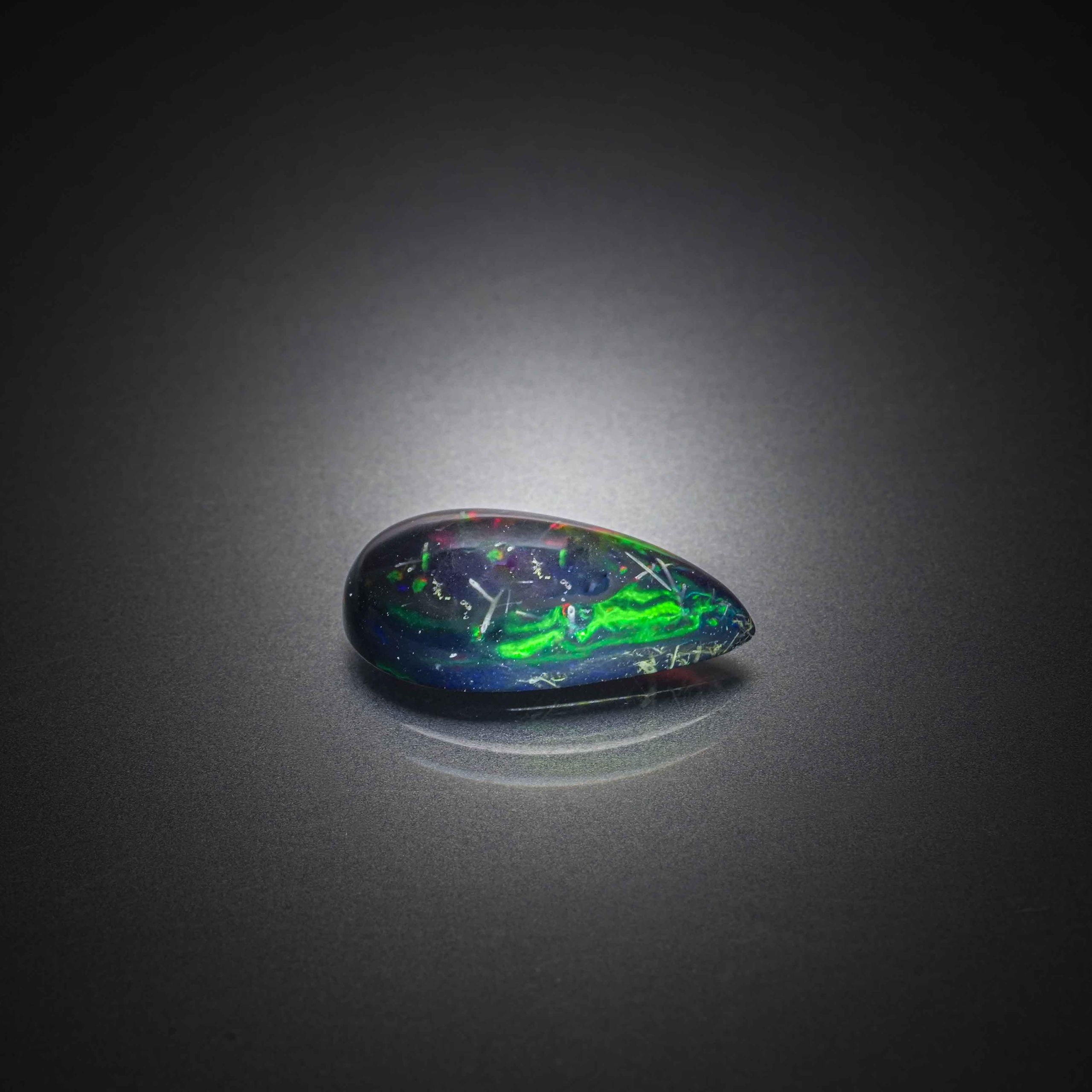 Améthyste poire sur papier. - Lazuli
