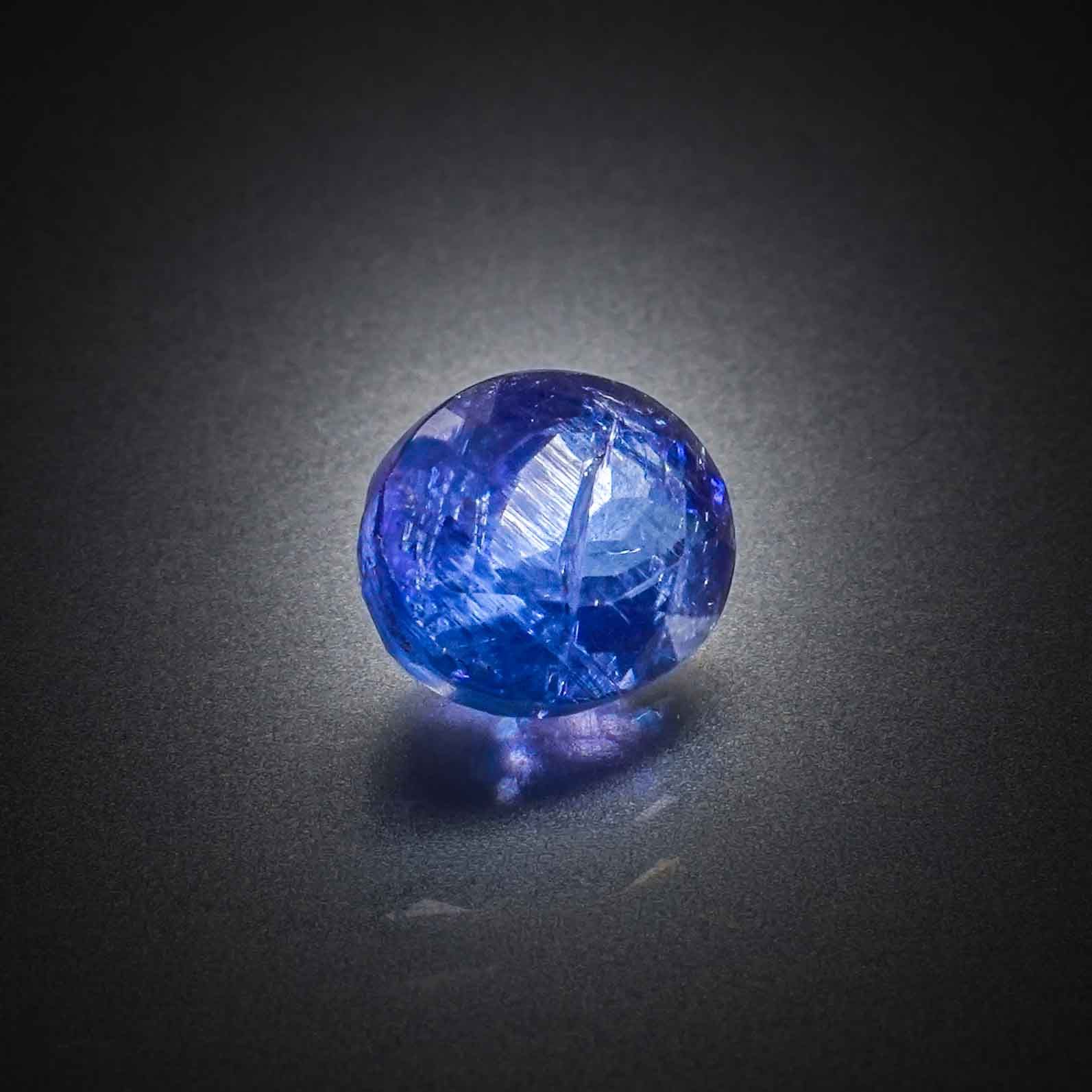 Tanzanite ovale sur papier. - Lazuli