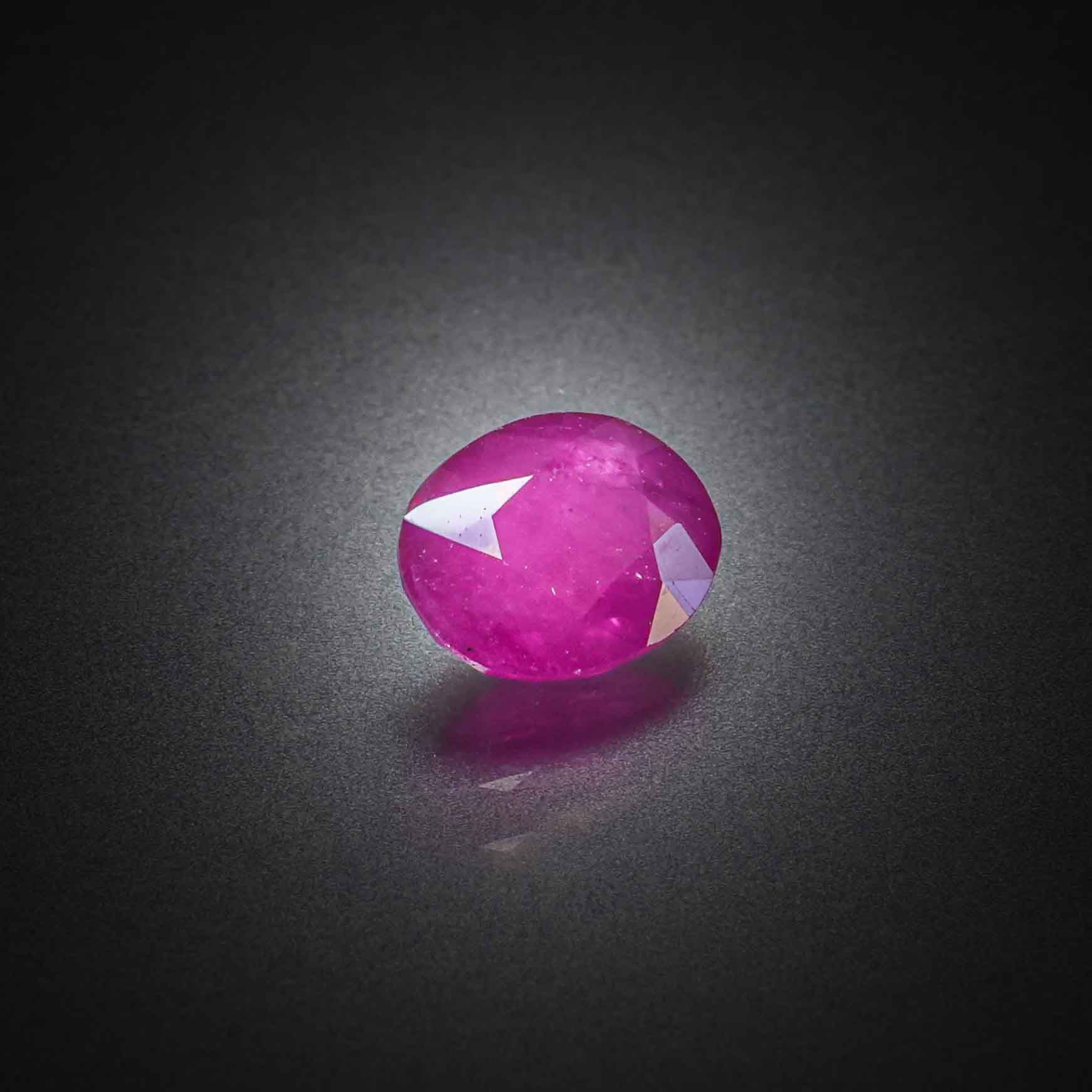 Grenat violet/rose rhodolite ovale sur papier. - Lazuli