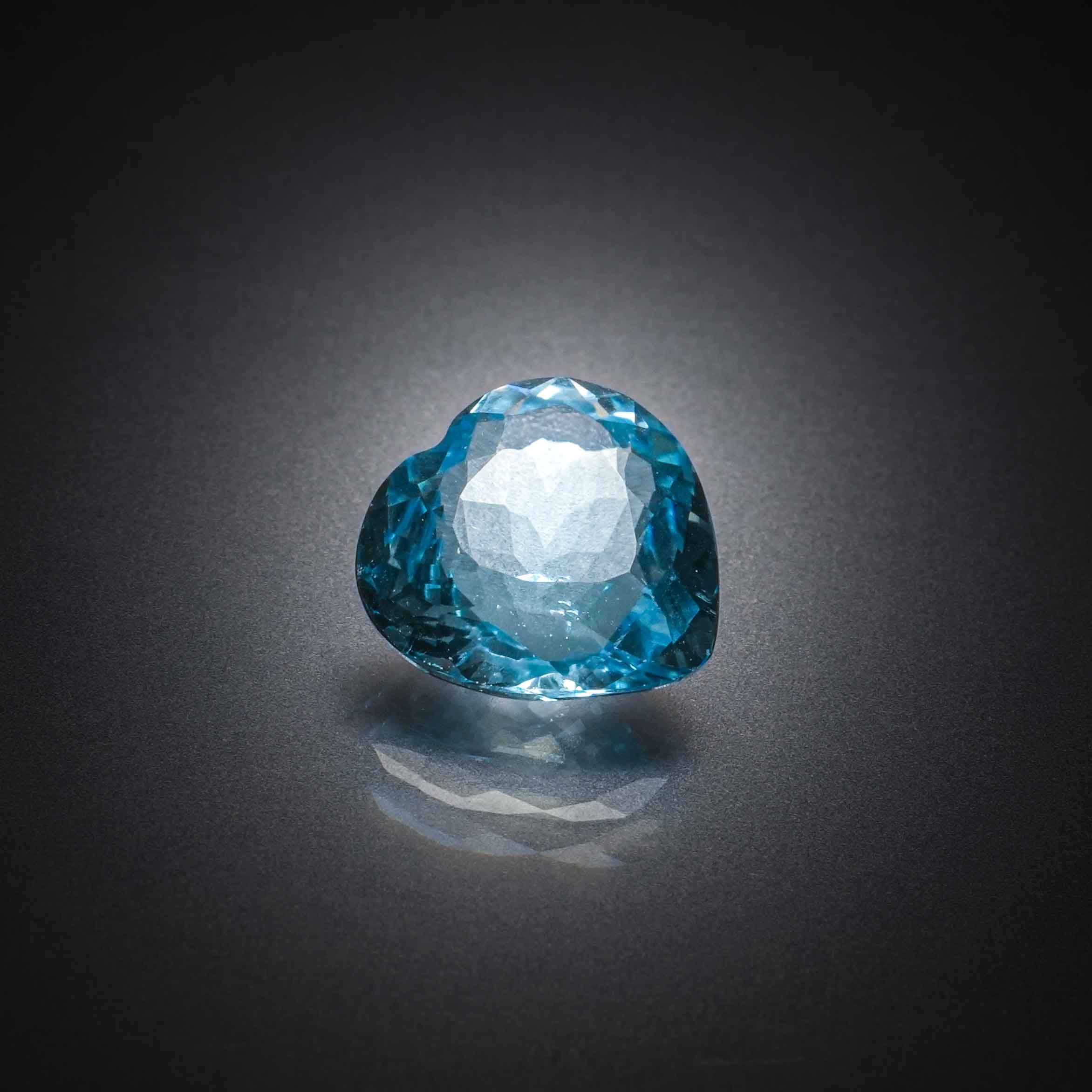 Topaze bleue coeur sur papier. - Lazuli