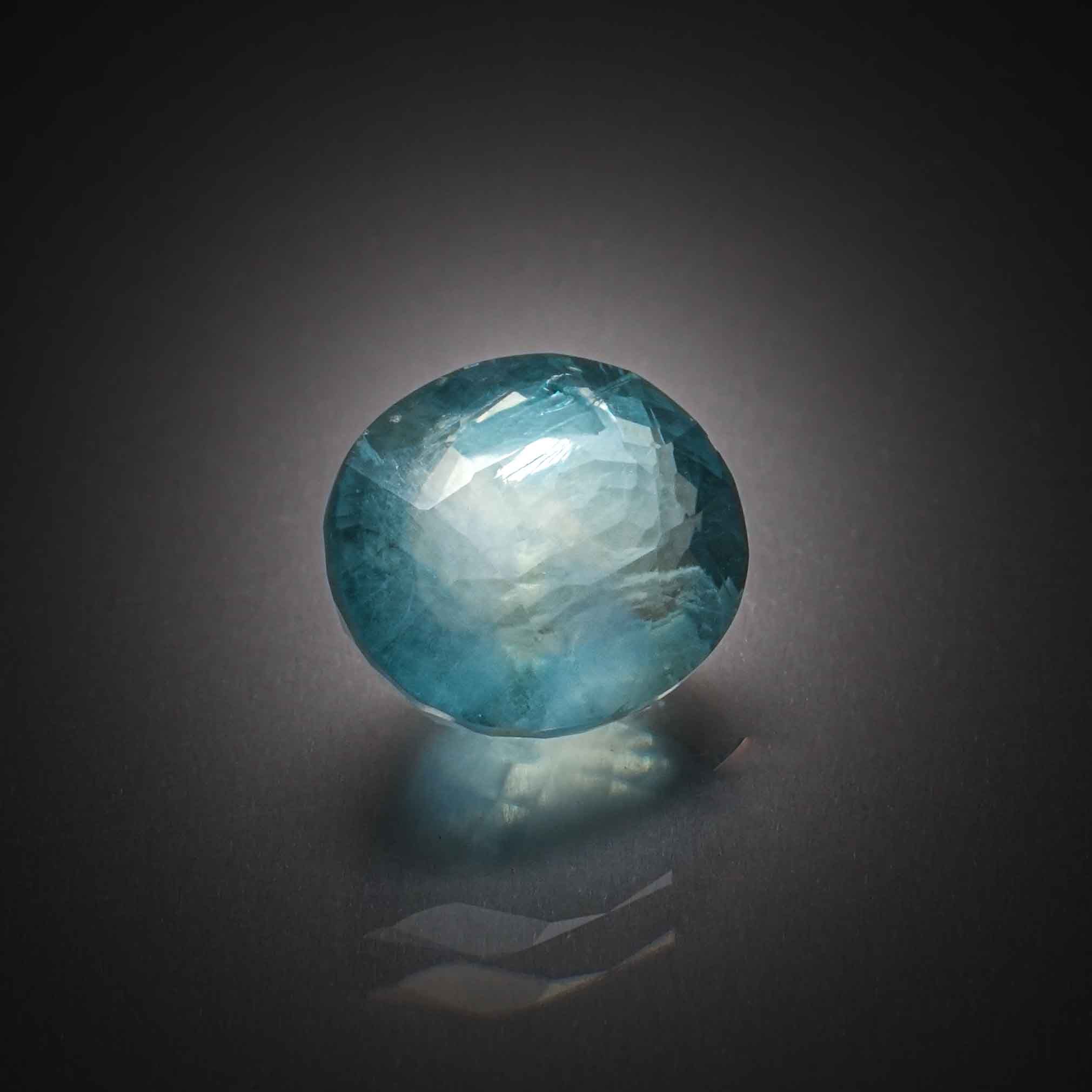 Saphir étoilé ovale cabochon sur papier. - Lazuli