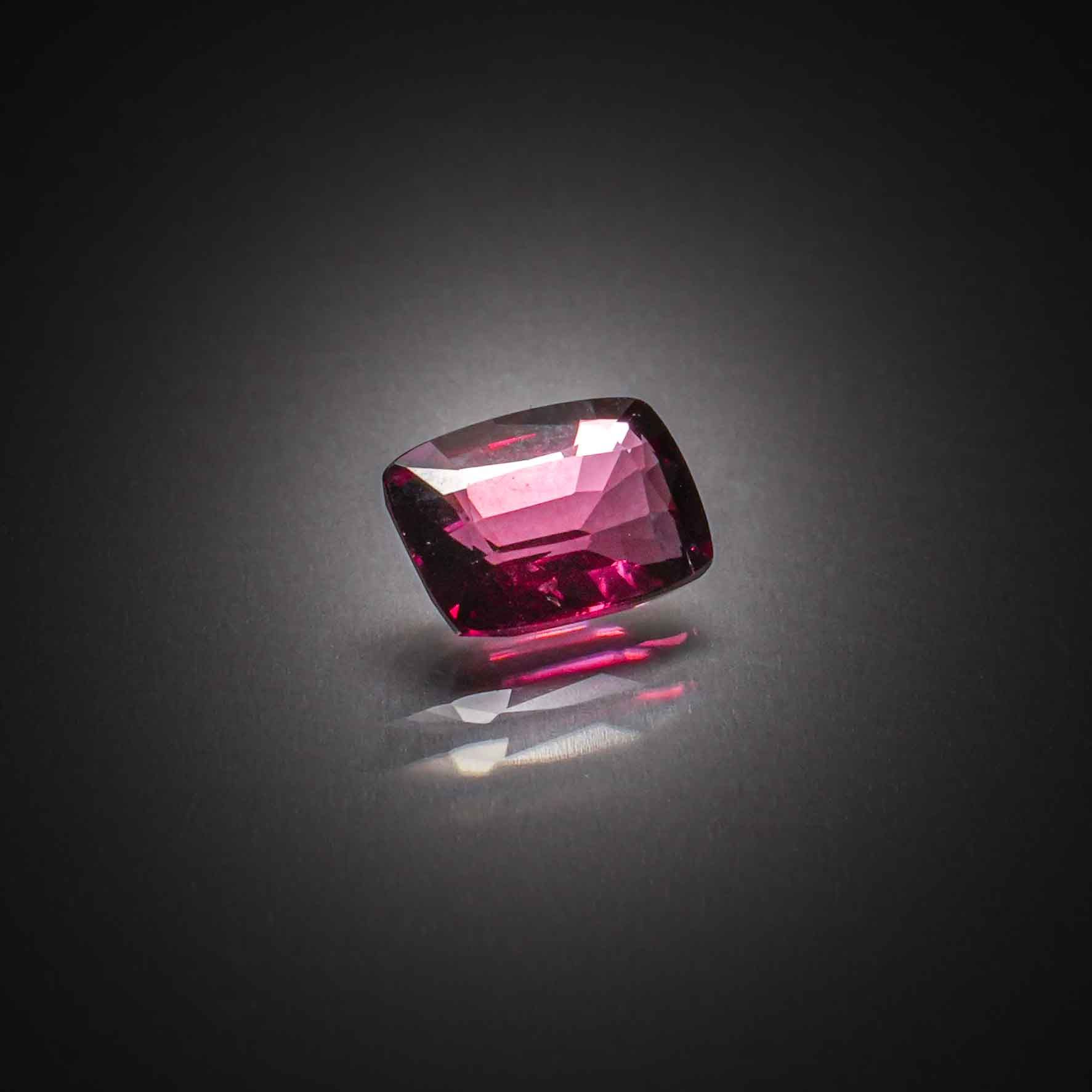 Tourmaline verte brute sur papier. - Lazuli