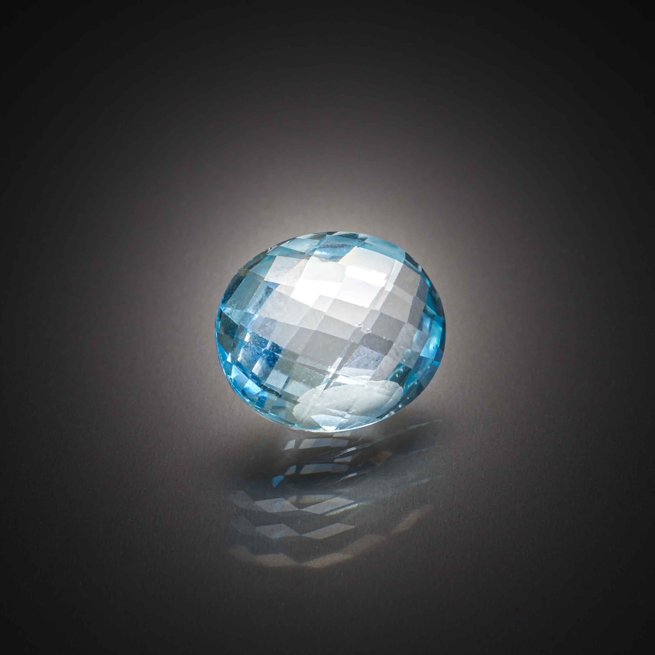 Fluorite verte ovale sur papier. - Lazuli