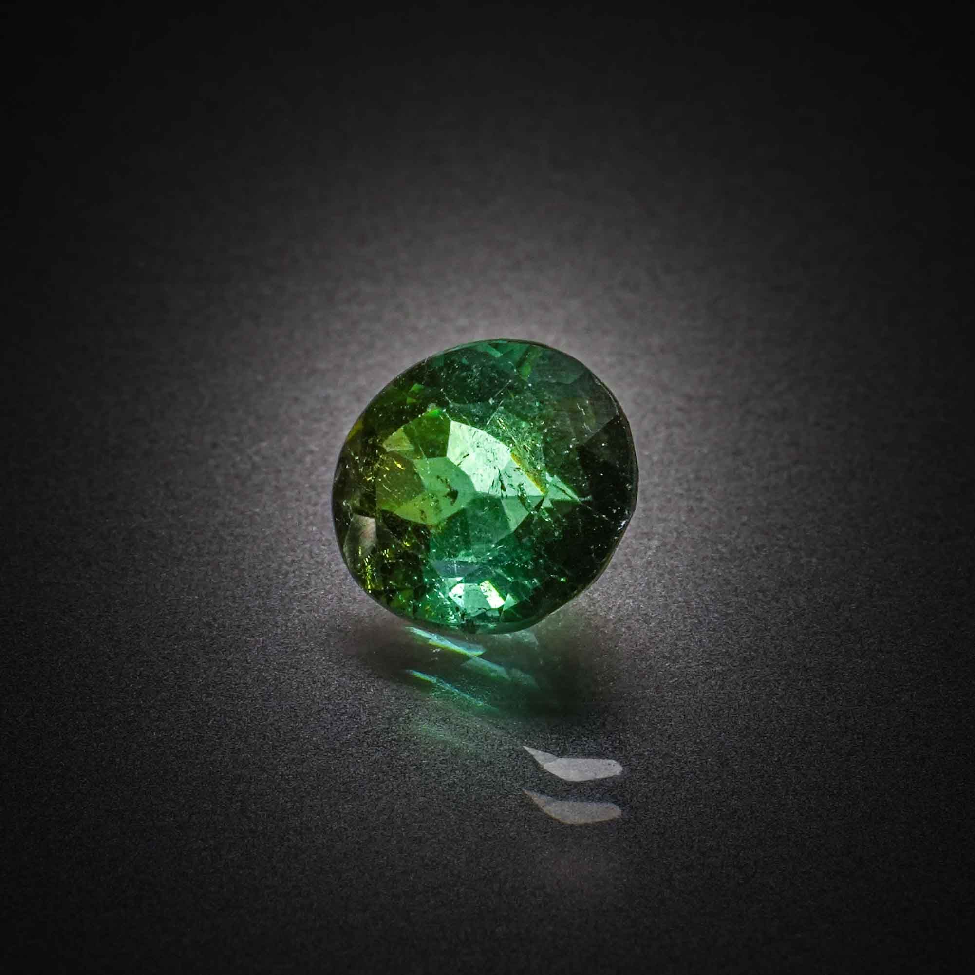Tourmaline verte ovale sur papier. - Lazuli