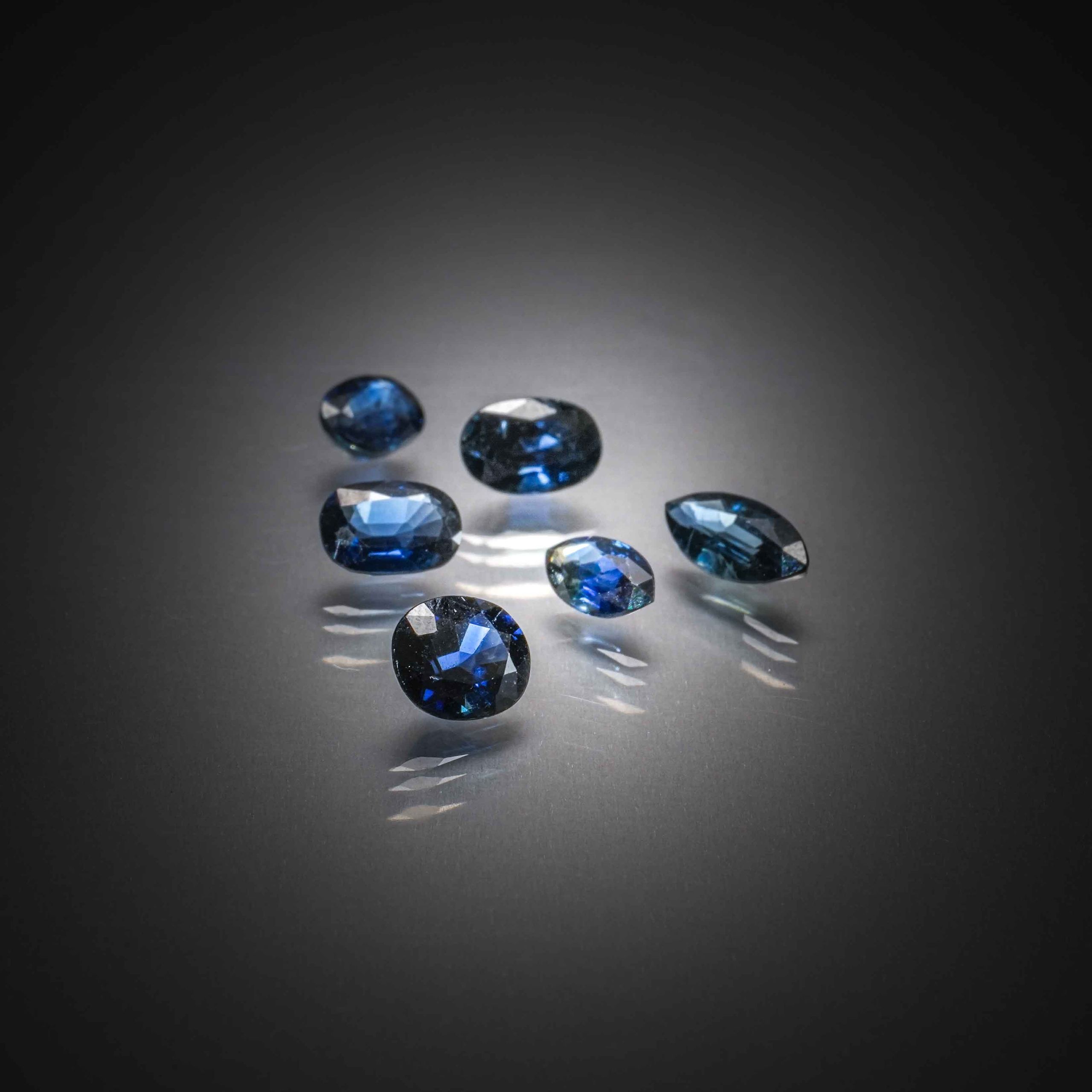 Apatite bleue ovale sur papier. - Lazuli