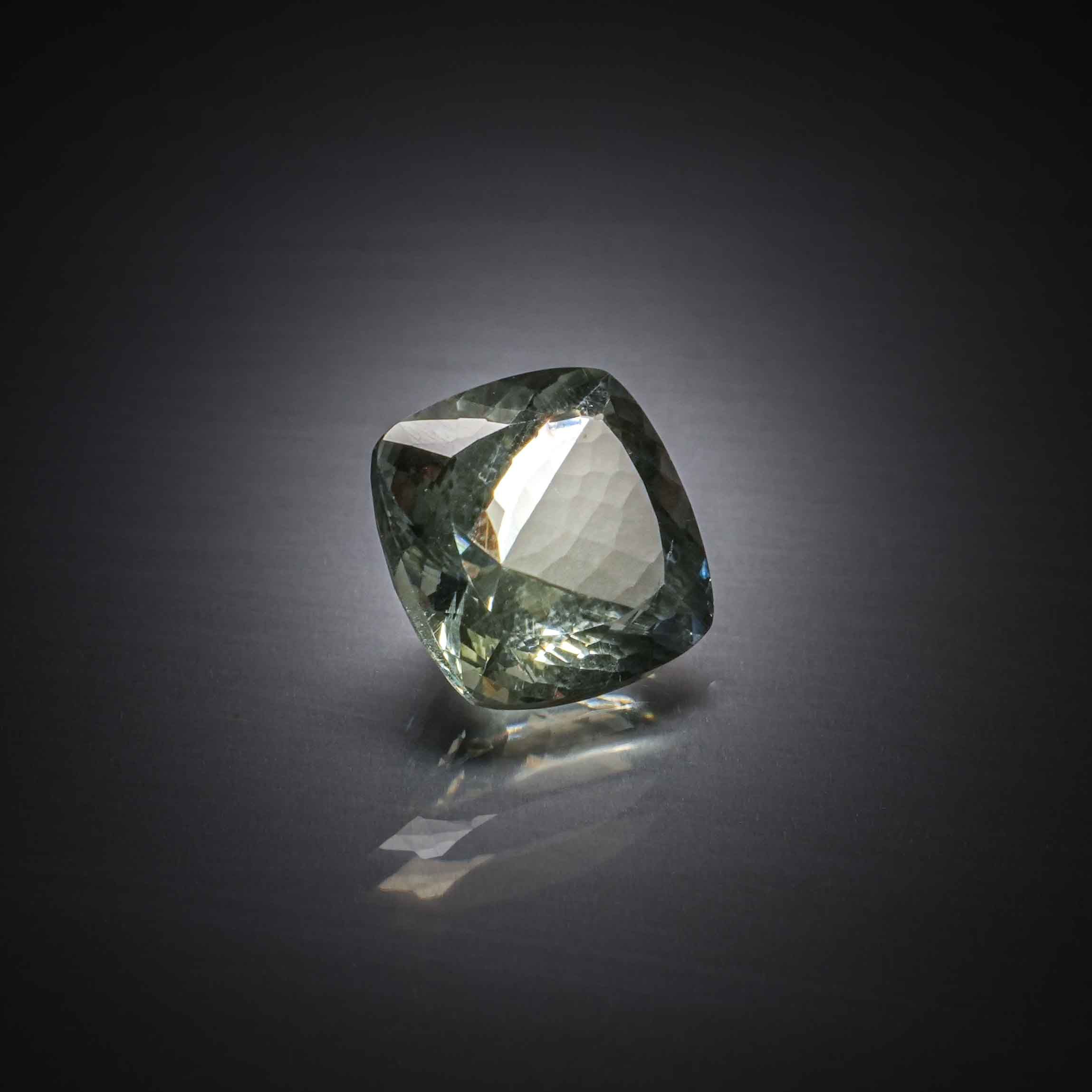 Fluorite multicolore rectangulaire à pans coupés sur papier. - Lazuli