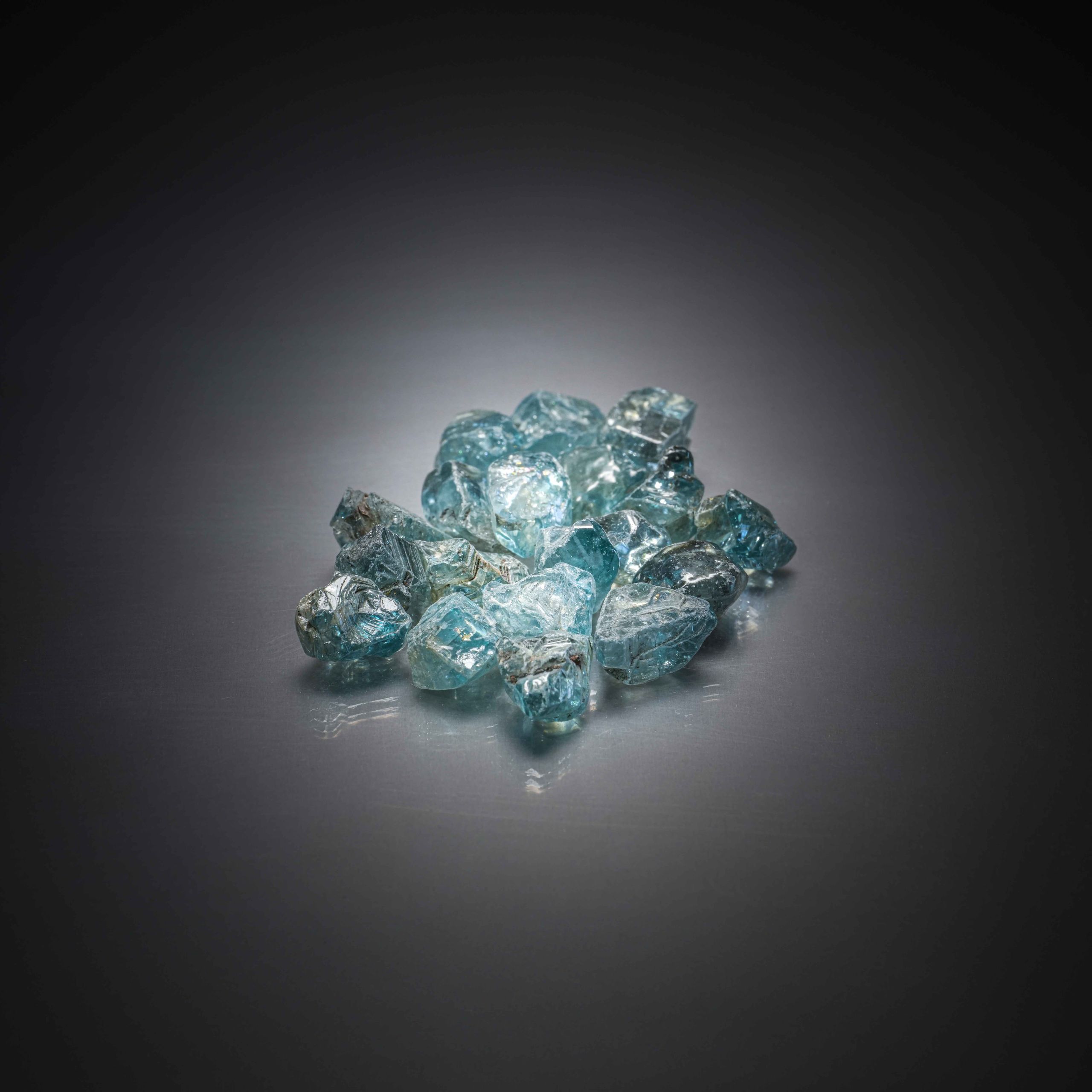 Tourmaline verte ovale sur papier. - Lazuli