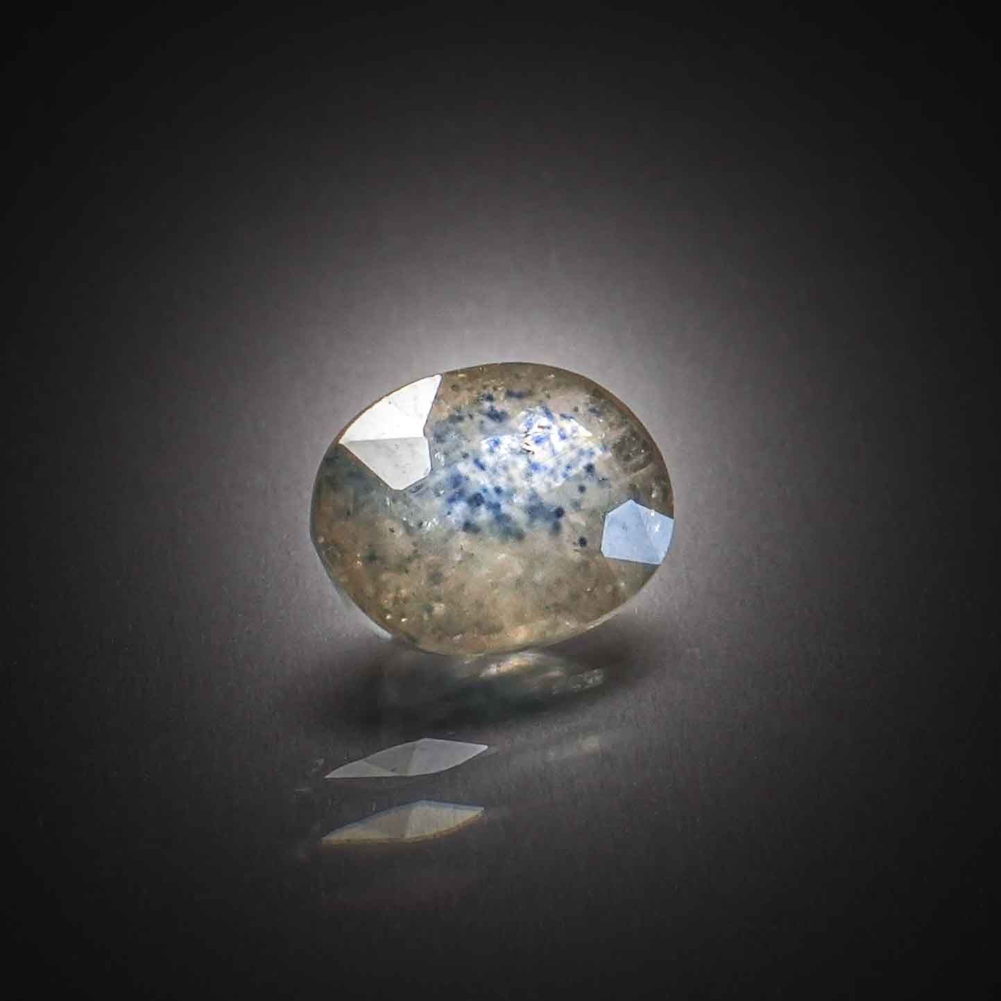 Saphir ovale cabochon sur papier. - Lazuli