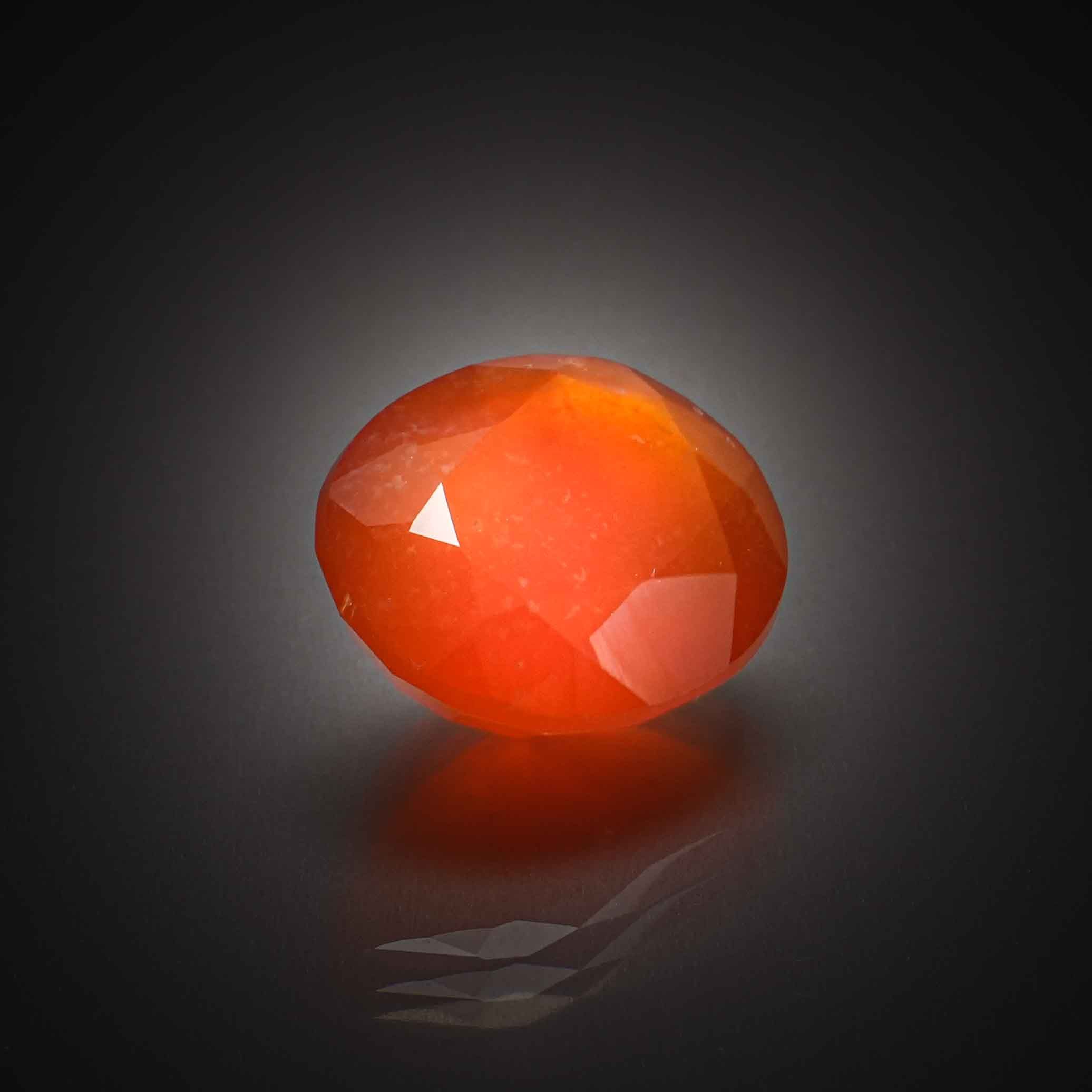 Agate orange ovale sur papier. - Lazuli
