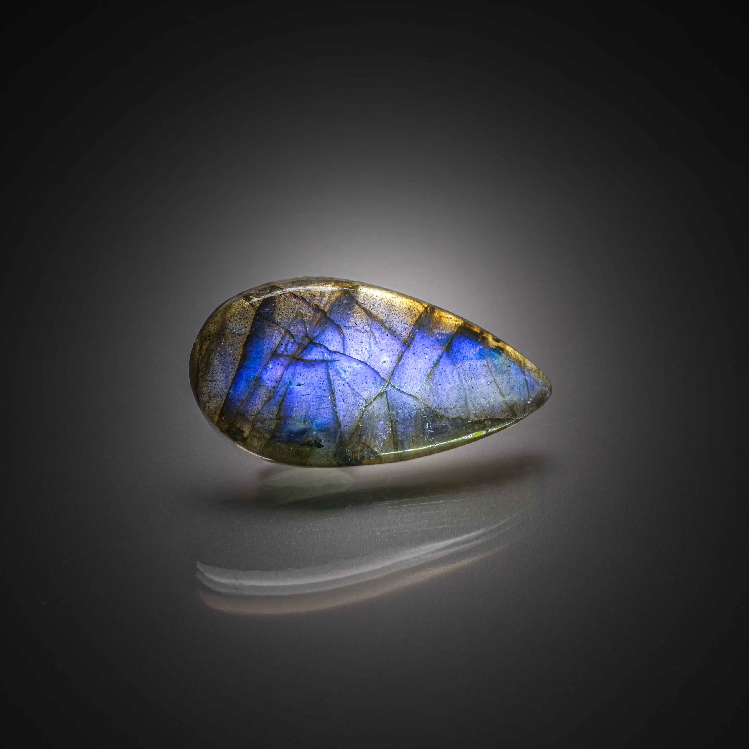 Labradorite poire cabochon sur papier. - Lazuli