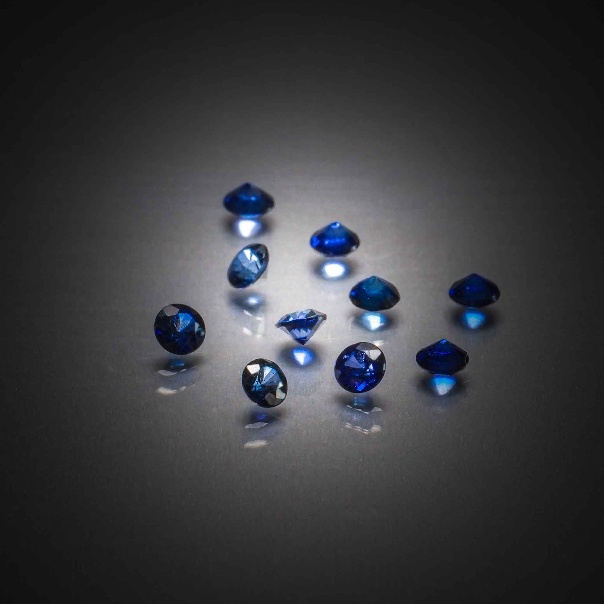 Lot de dix saphirs ronds sur papier. - Lazuli