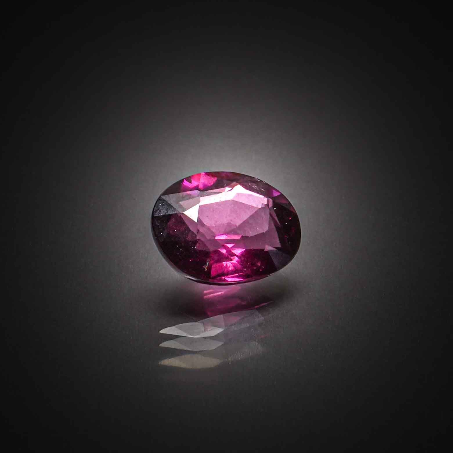 Grenat rhodolite ovale sur papier. - Lazuli