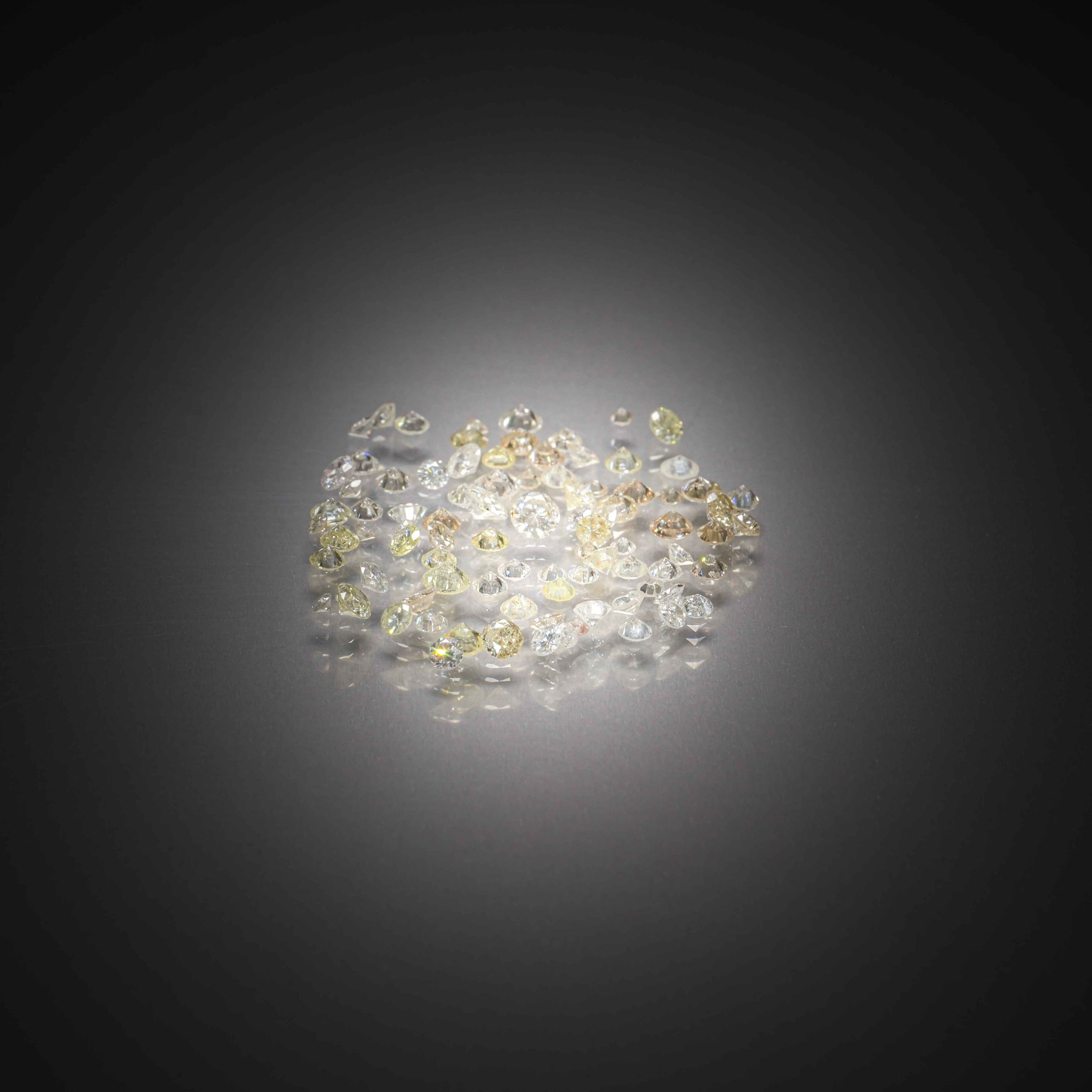 Lot de diamants sur papier. - Lazuli