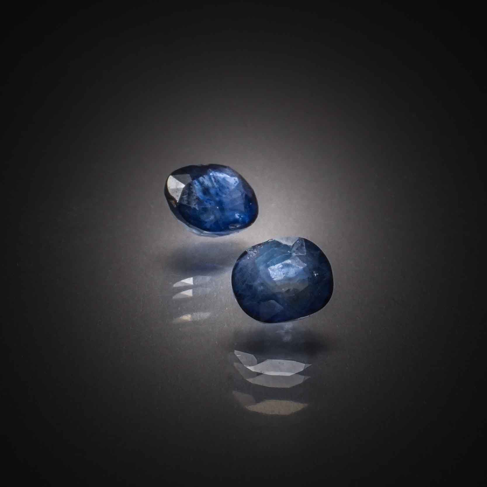 Appairage de saphirs coussins sur papier. - Lazuli