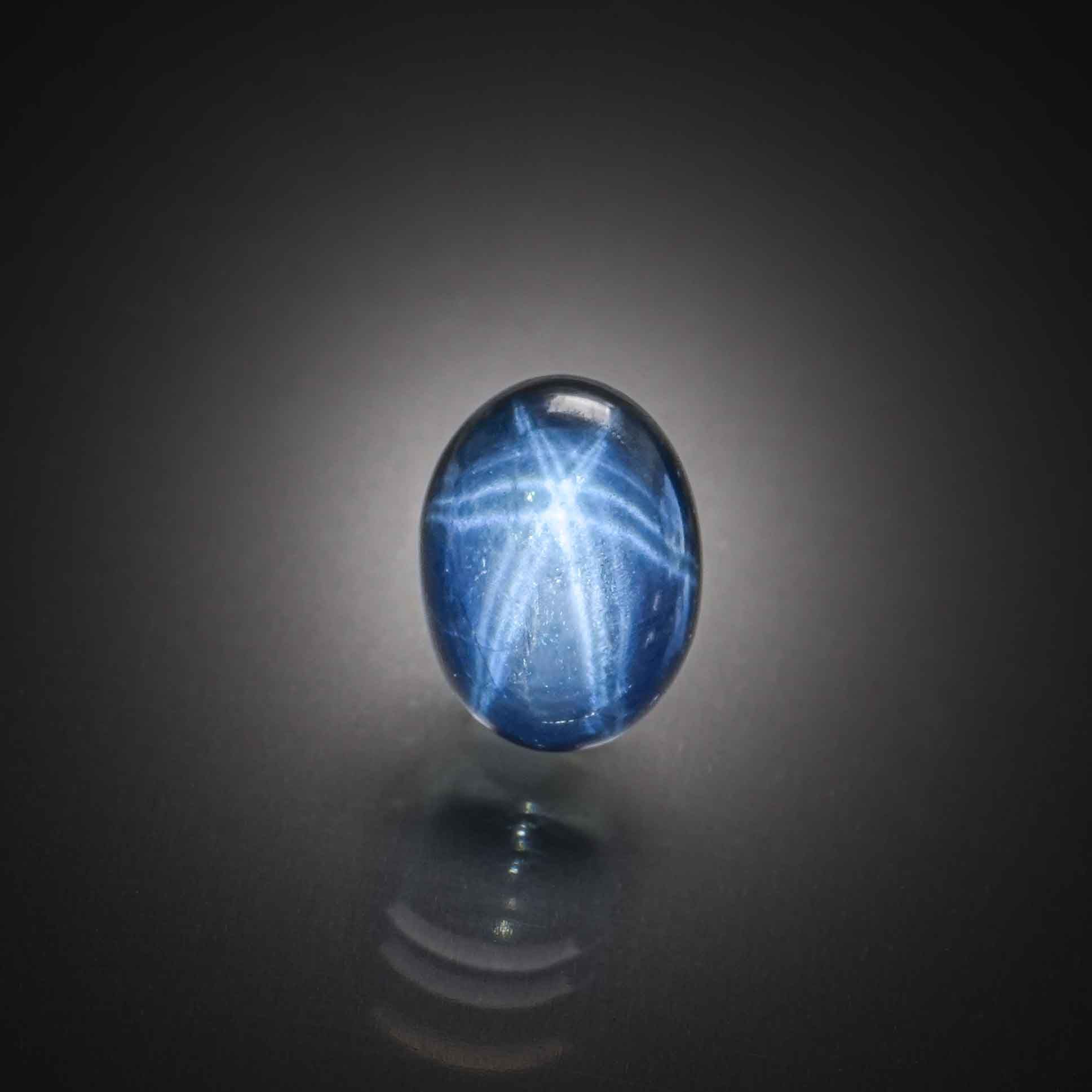 Saphir étoilé ovale cabochon sur papier. - Lazuli