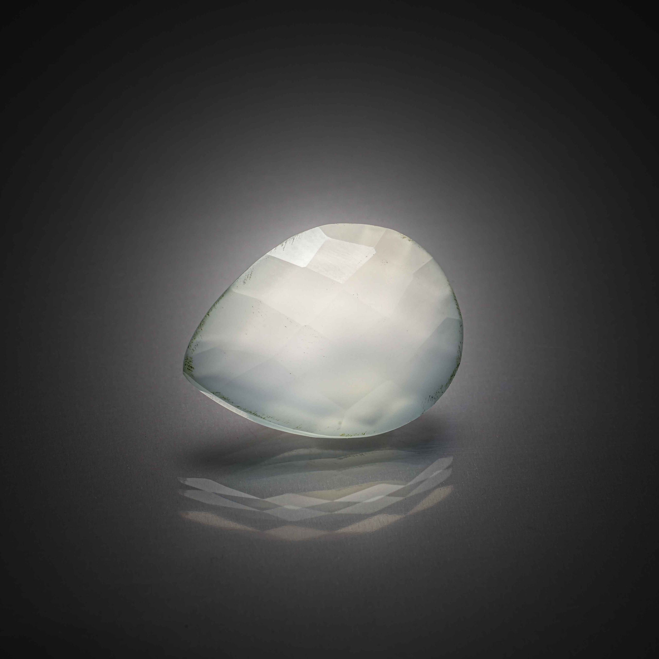 Calcédoine bleue poire sur papier. - Lazuli