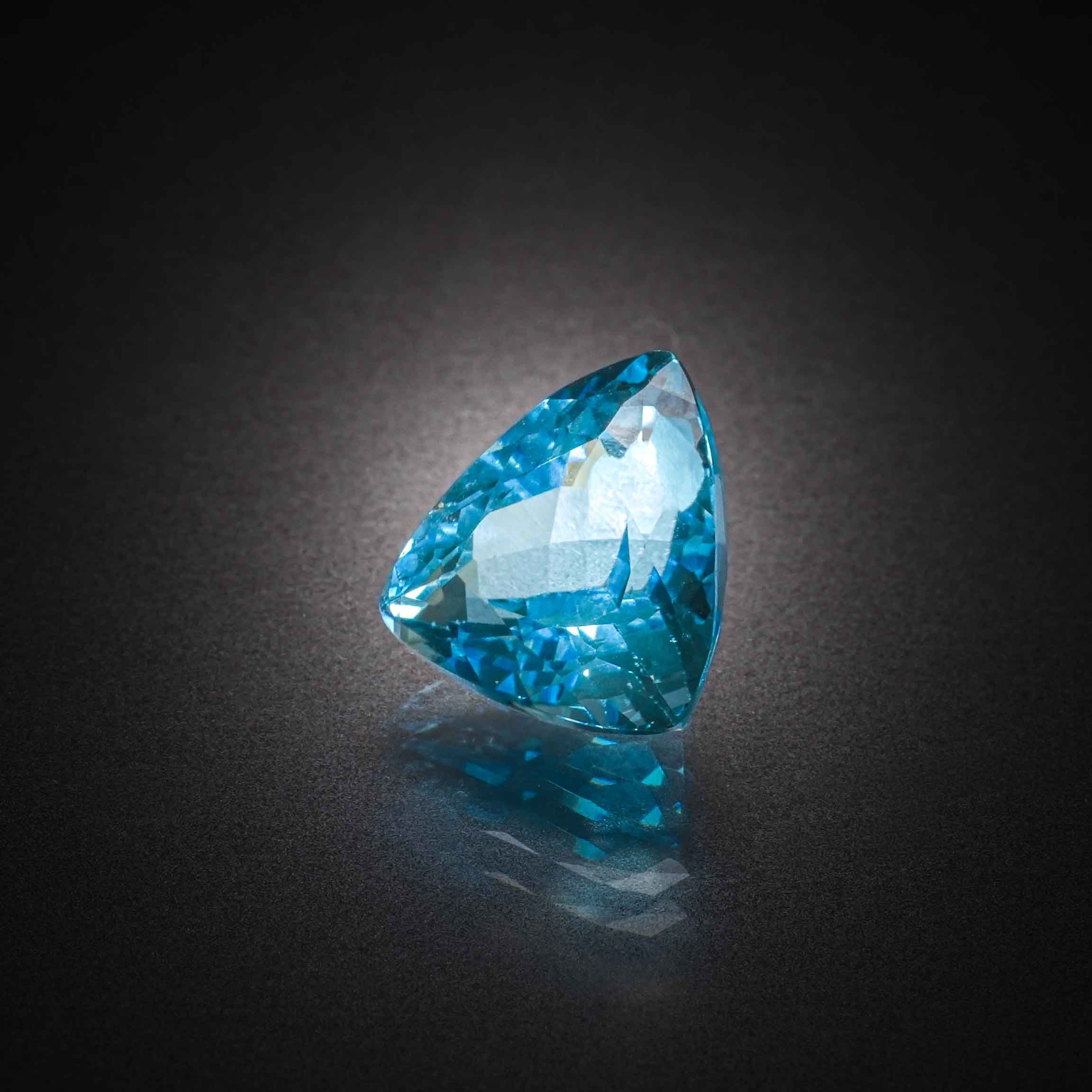 Topaze bleue (Swiss Blue) trillion sur papier. - Lazuli