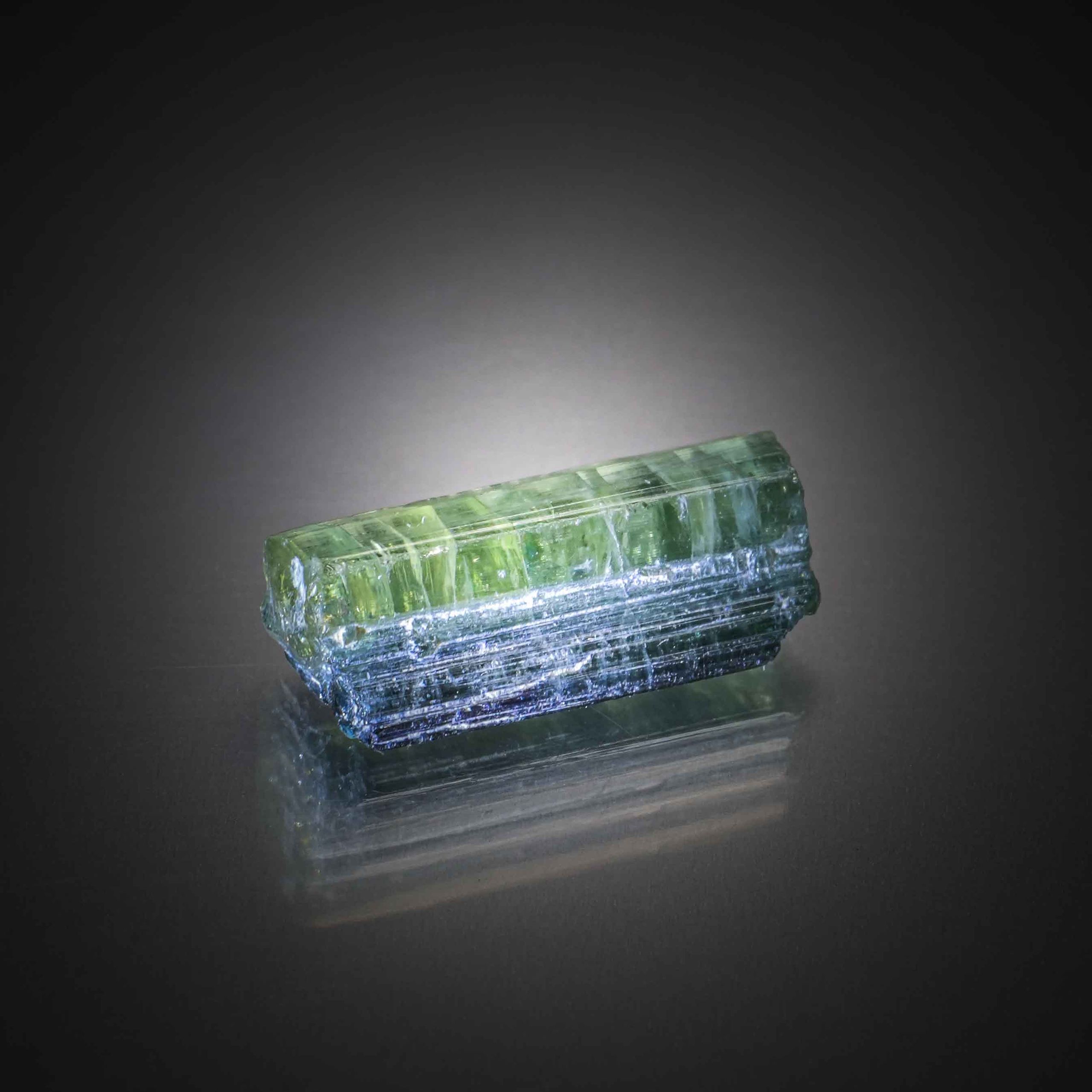 Tourmaline verte brute sur papier. - Lazuli