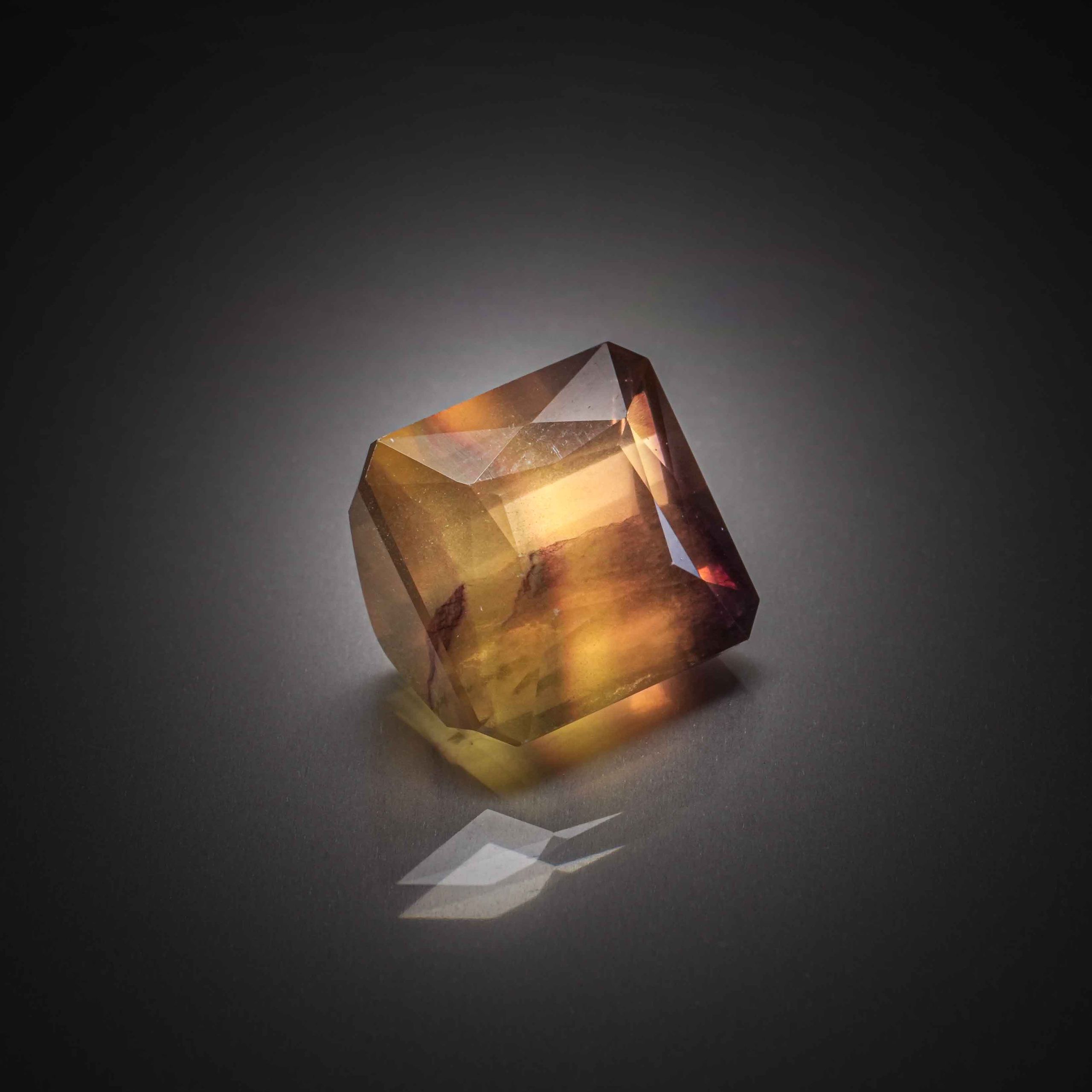Fluorite multicolore rectangulaire à pans coupés sur papier. - Lazuli