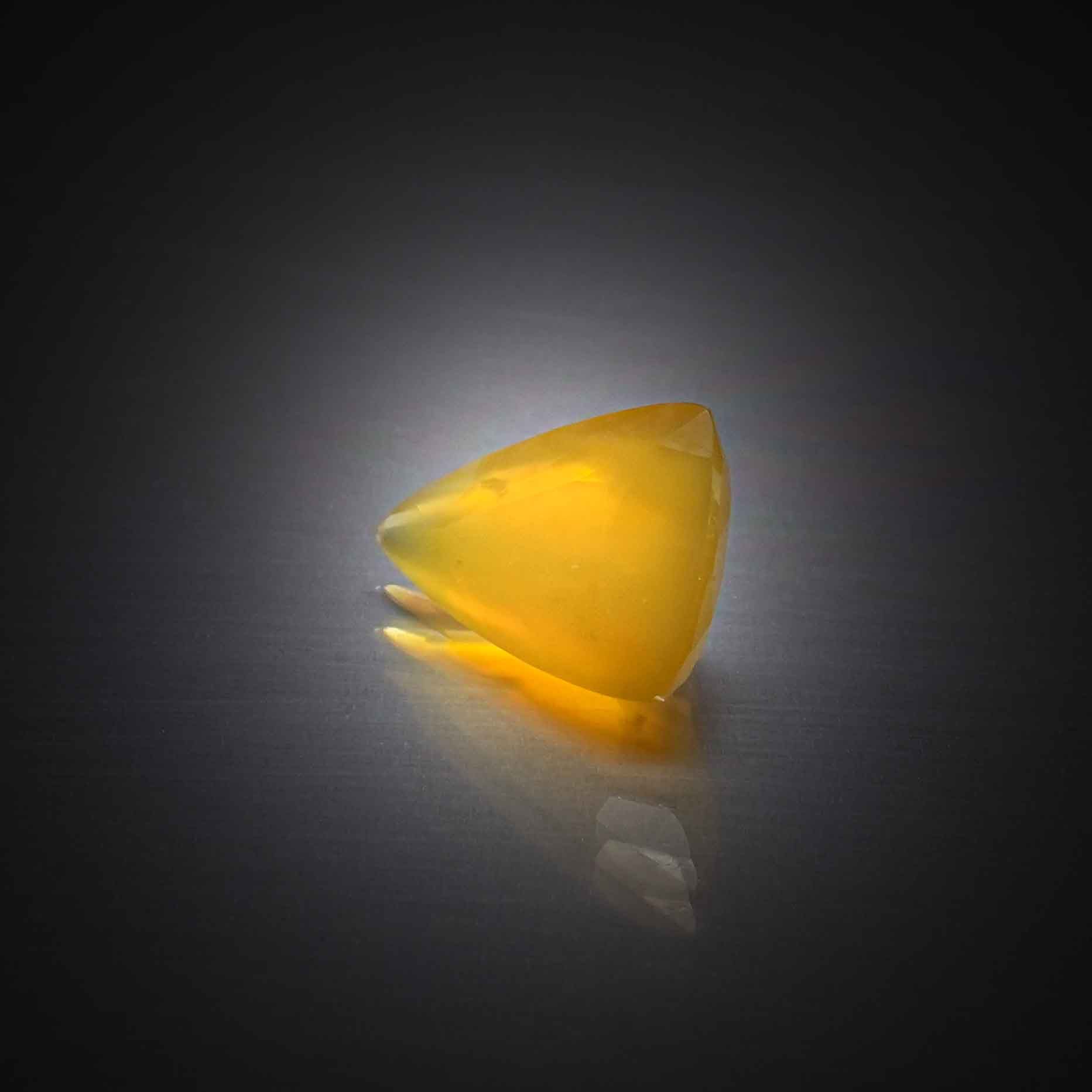 Opale jaune trillion sur papier. - Lazuli