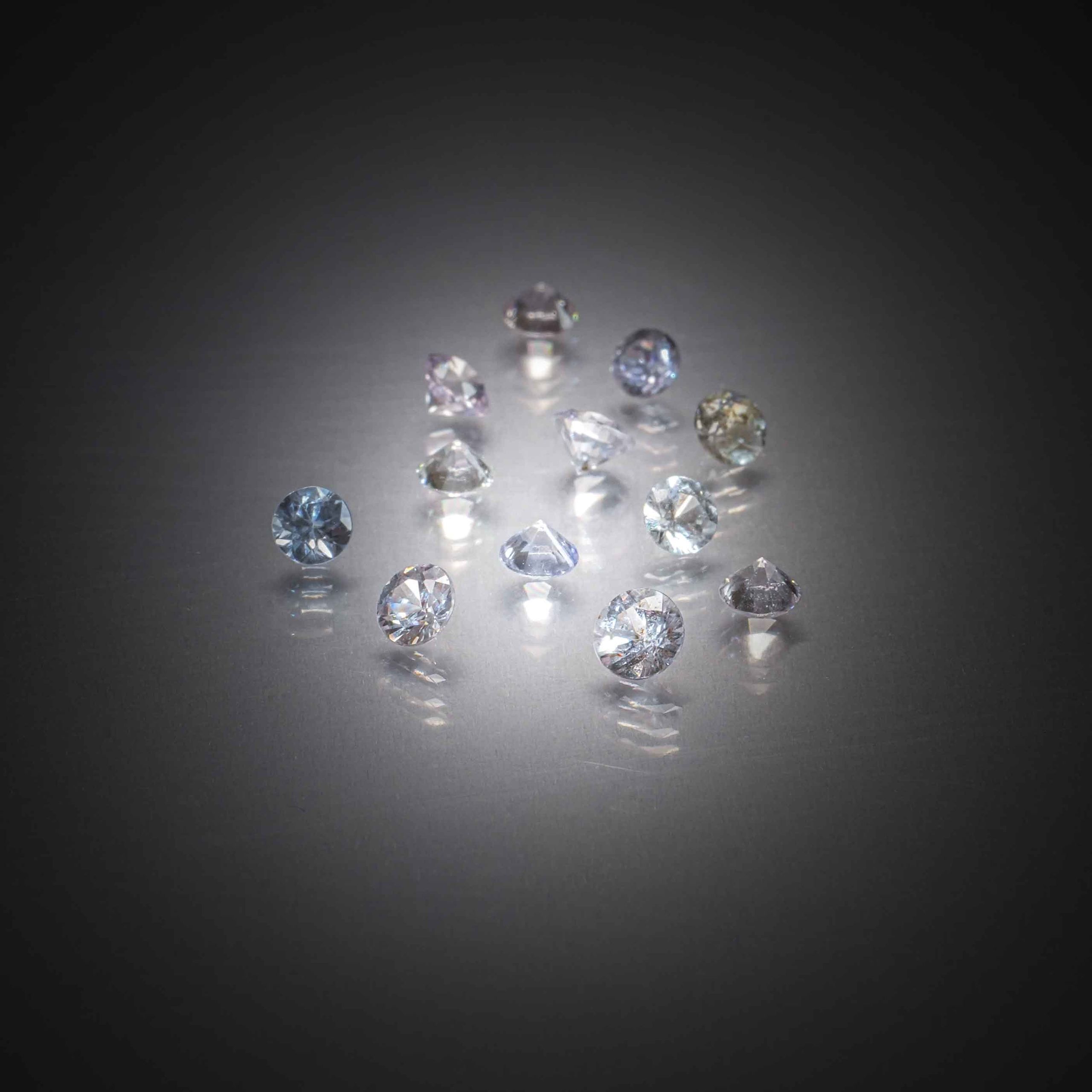 Lot de saphirs ronds sur papier. - Lazuli