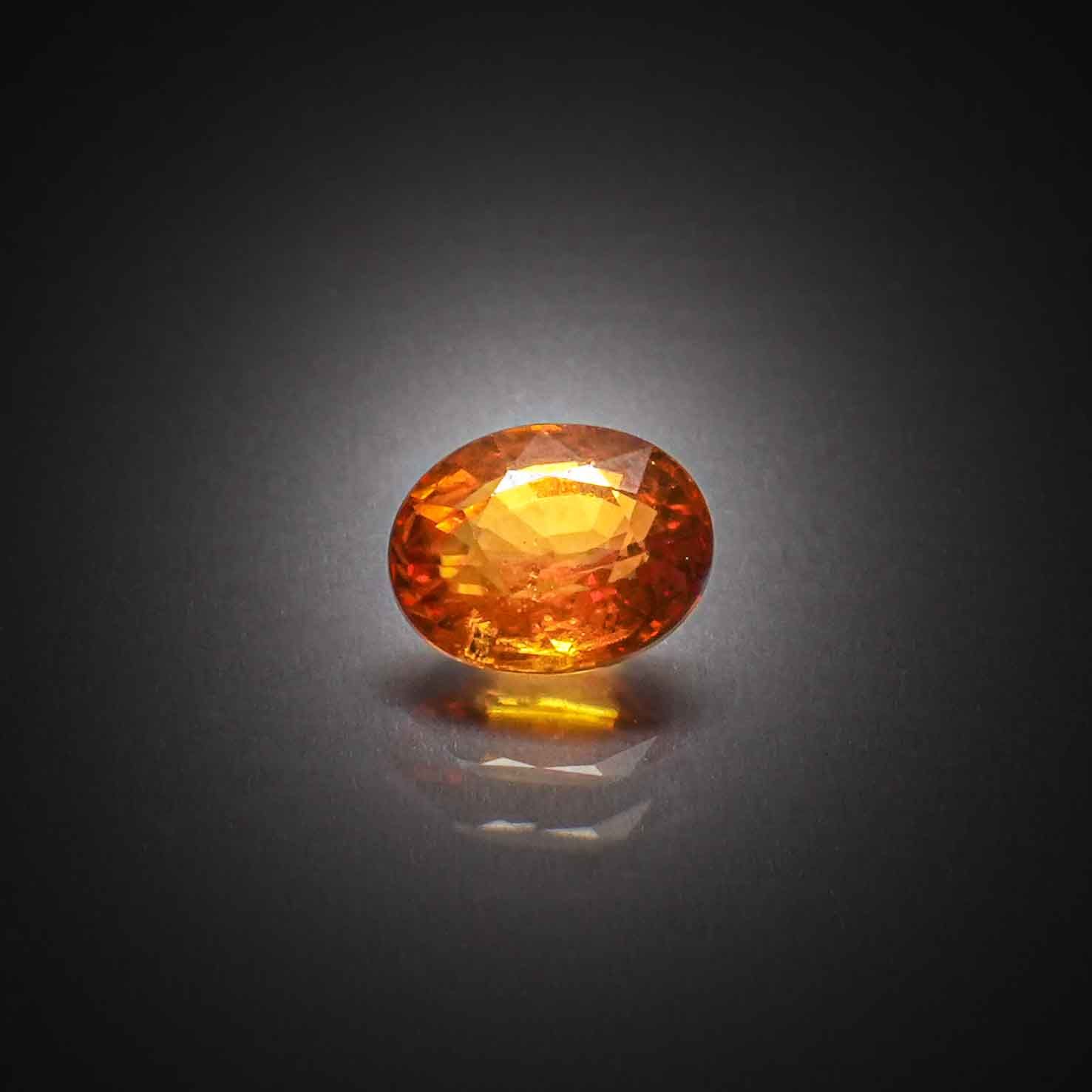 Saphir orange ovale sur papier. - Lazuli