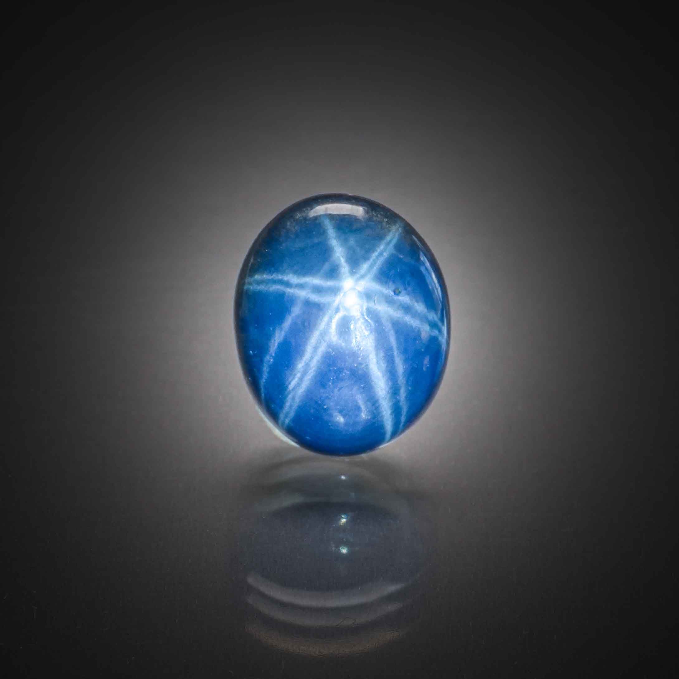 Saphir étoilé ovale cabochon sur papier. - Lazuli