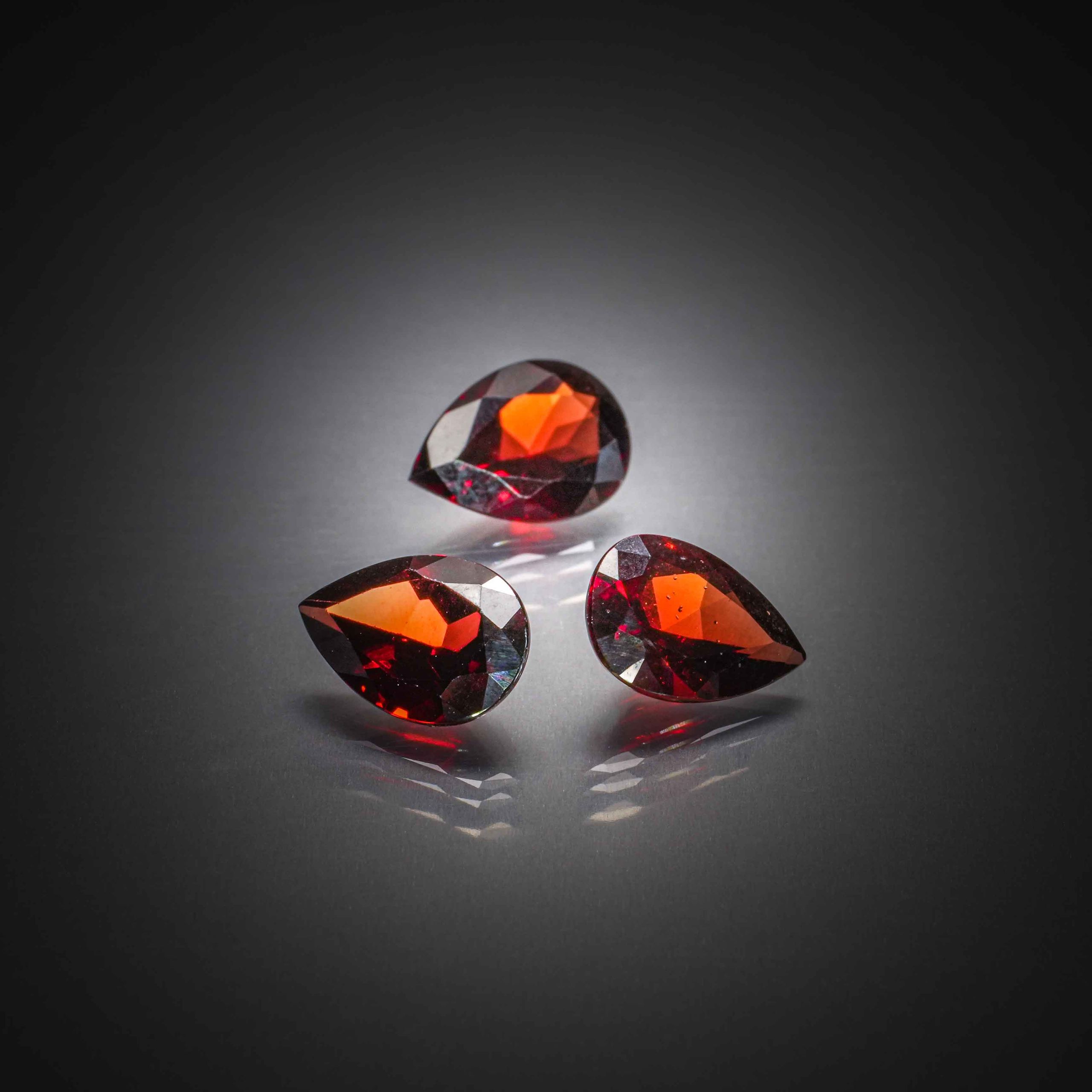 Lot de trois grenats rhodolites poires sur papier. - Lazuli