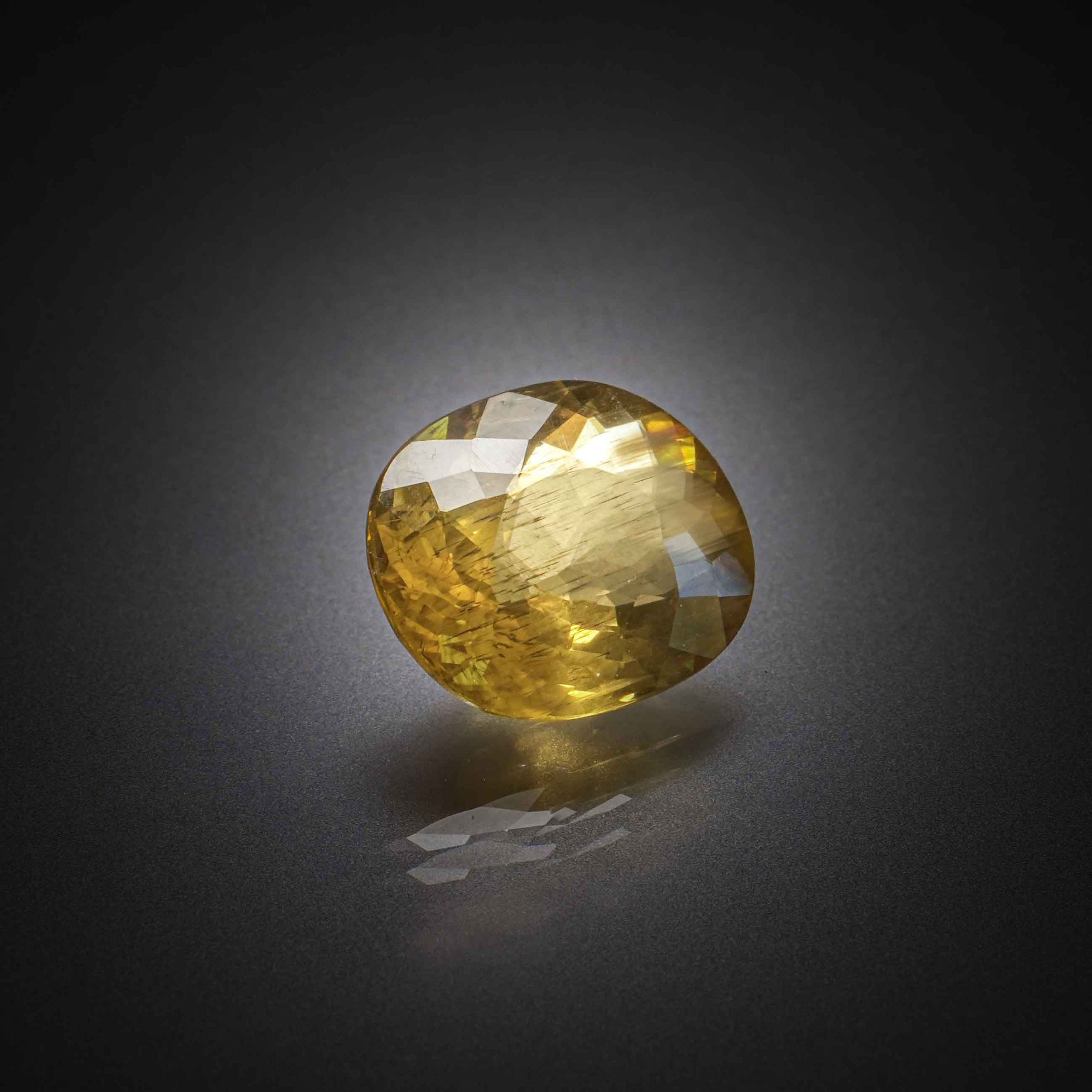 Apatite jaune ovale sur papier. - Lazuli