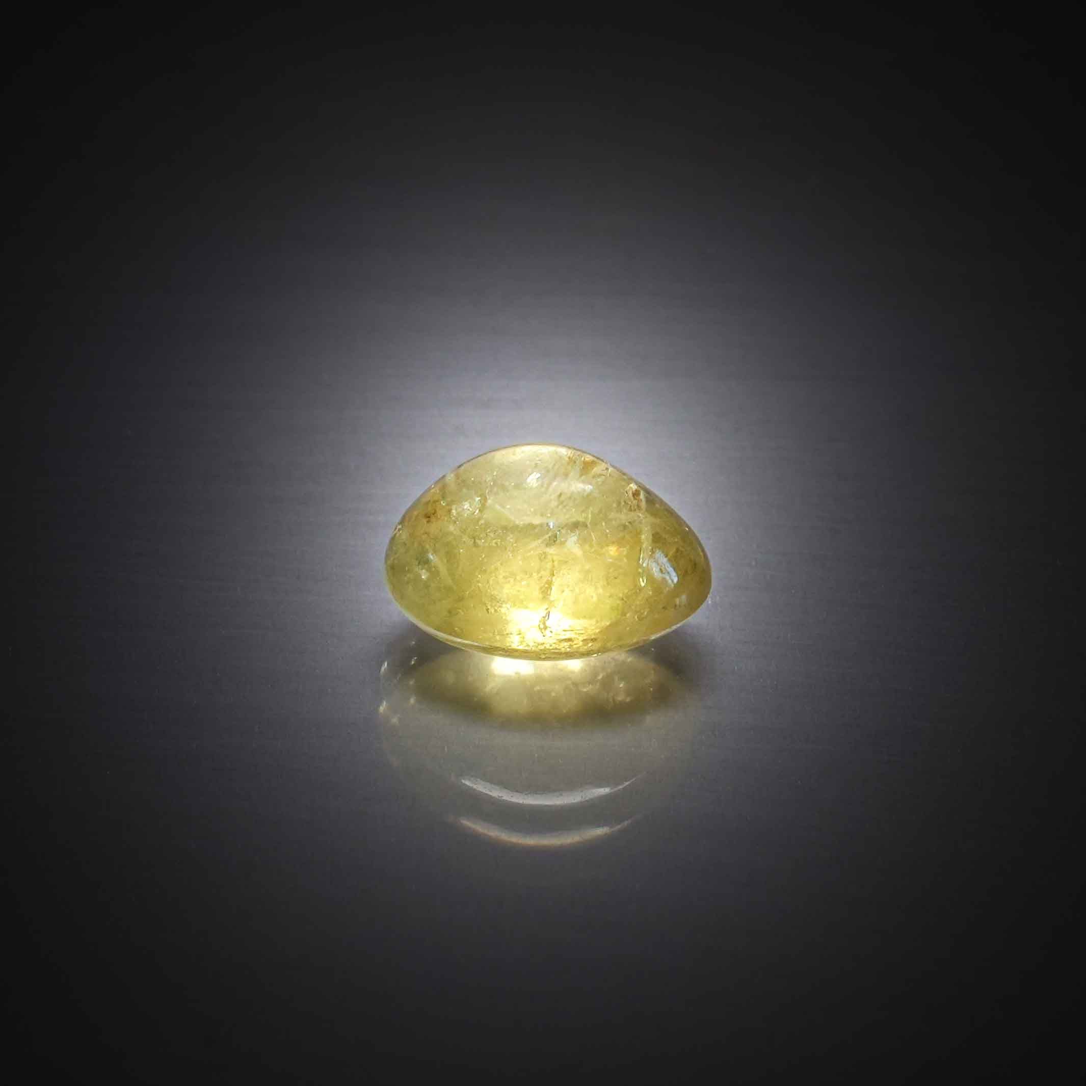 Rubis rond sur papier. - Lazuli