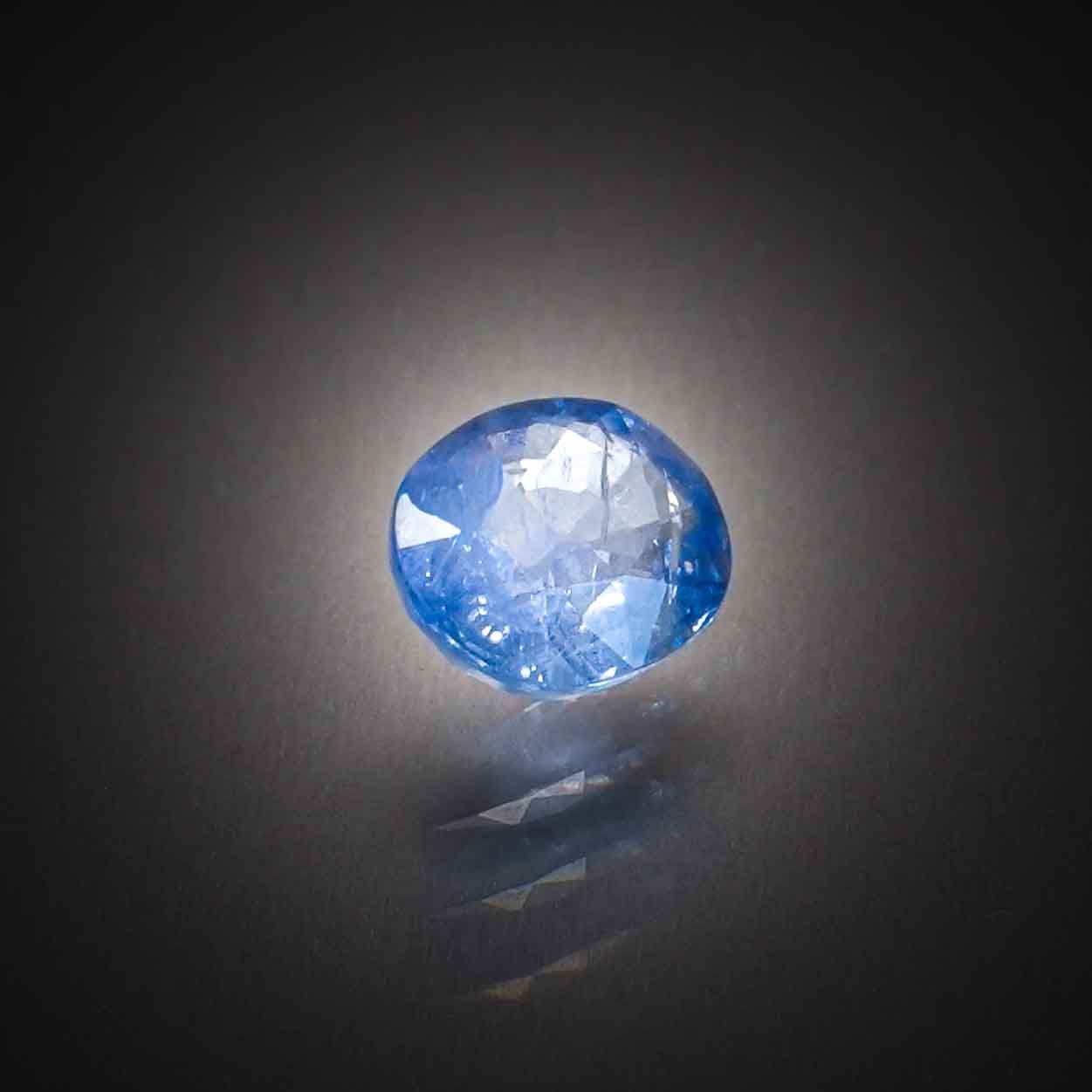 Lot de dix saphirs trillions sur papier. - Lazuli