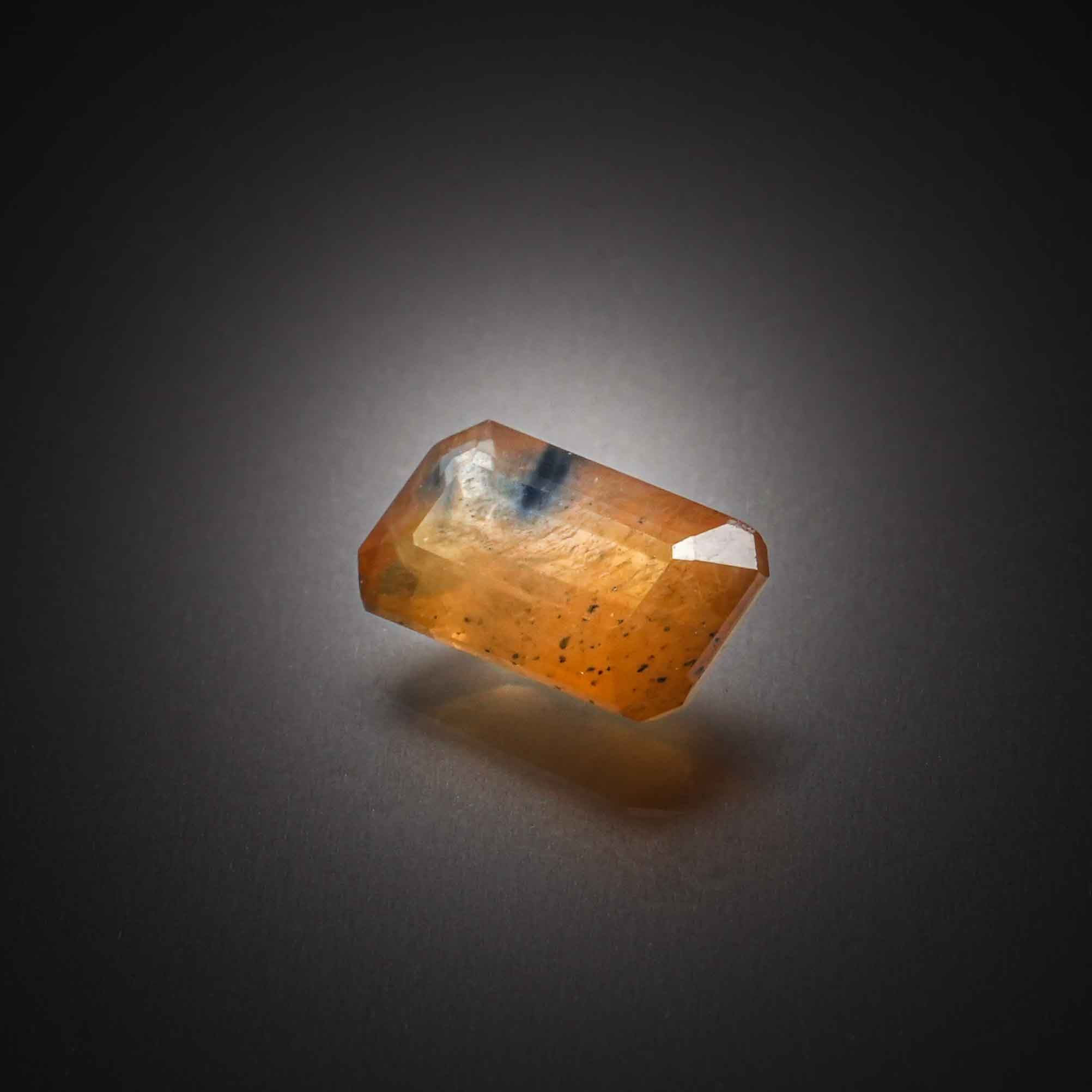 Zircon bleu ovale sur papier. - Lazuli