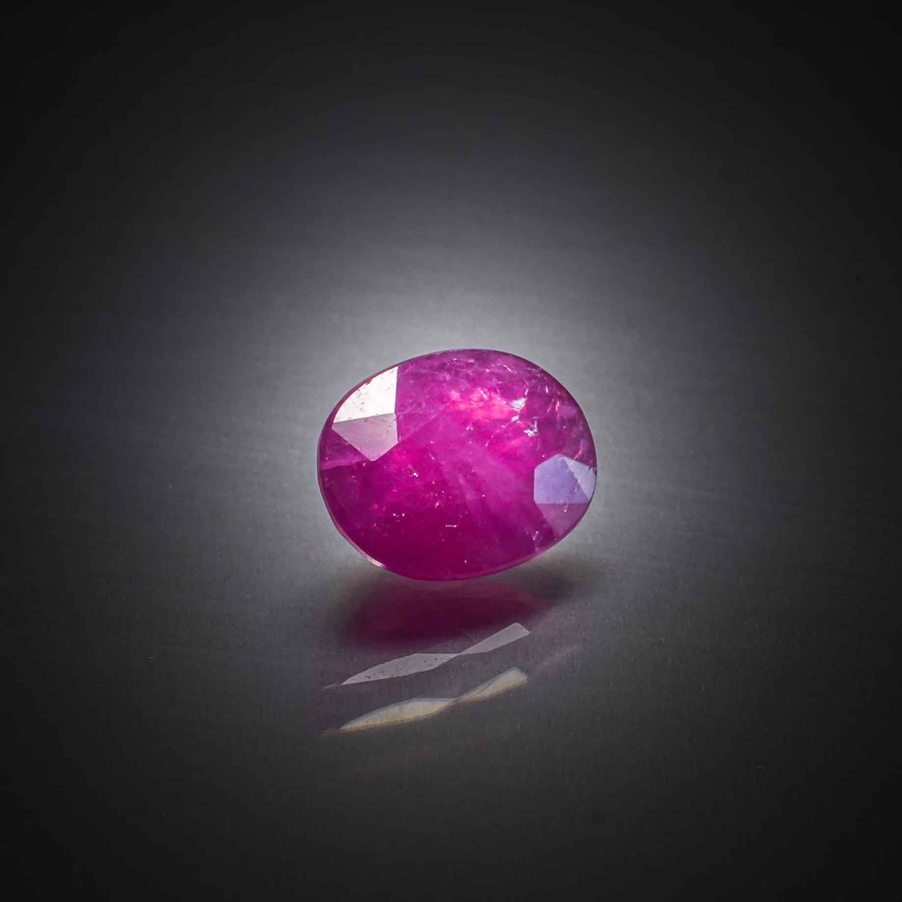 Grenat rhodolite ovale sur papier. - Lazuli
